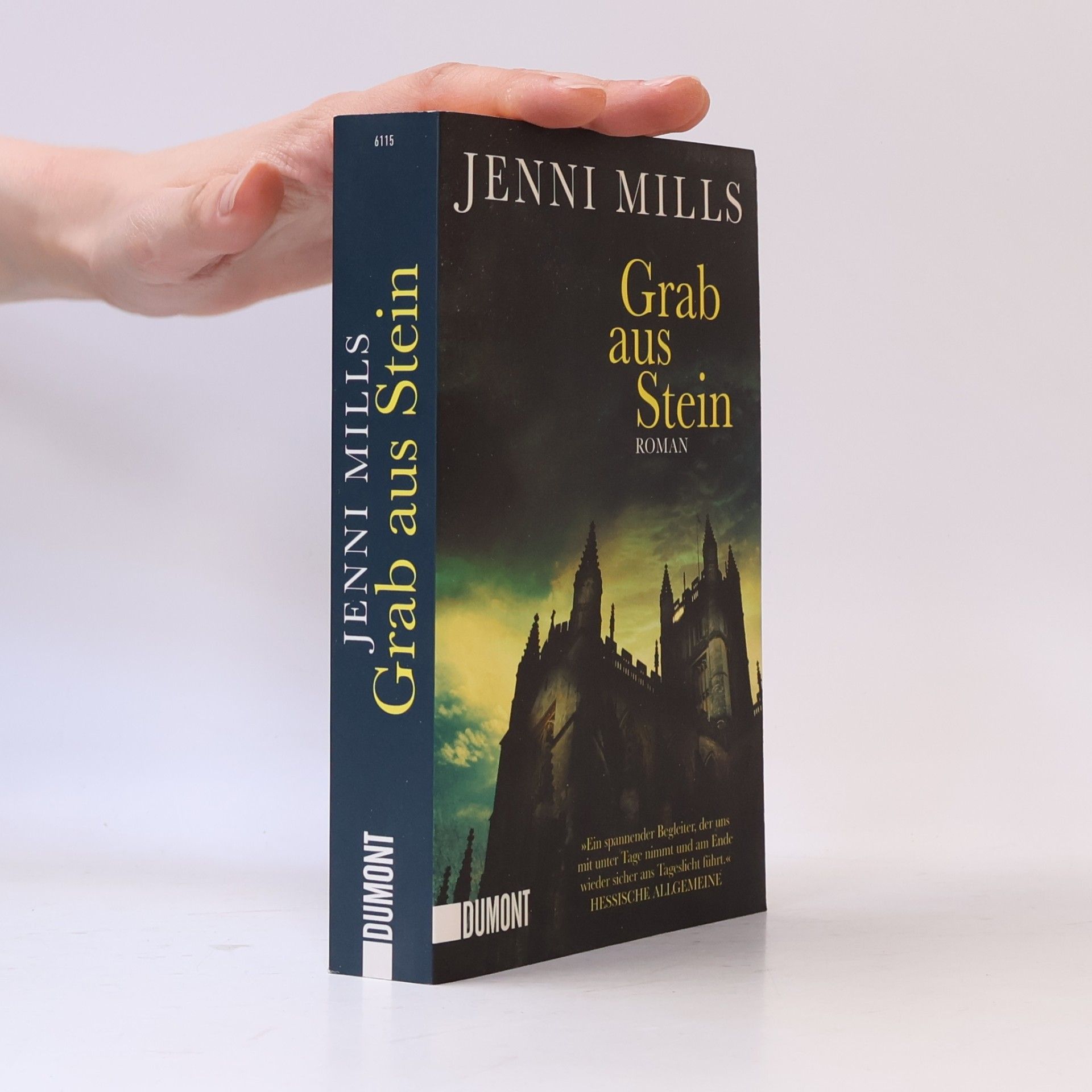 Jenni Mills Grab aus Stein