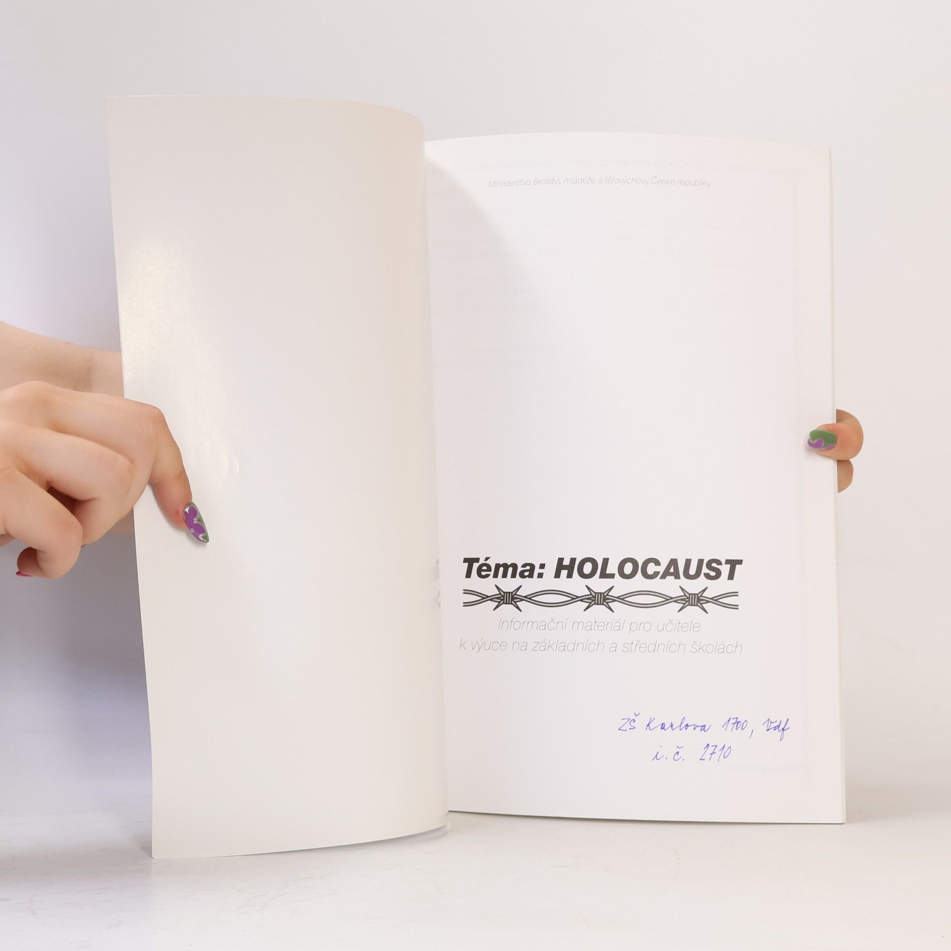 Various authors Téma: Holocaust . Informační materiál pro učitele k výuce na základních a středních školách Holocaust
