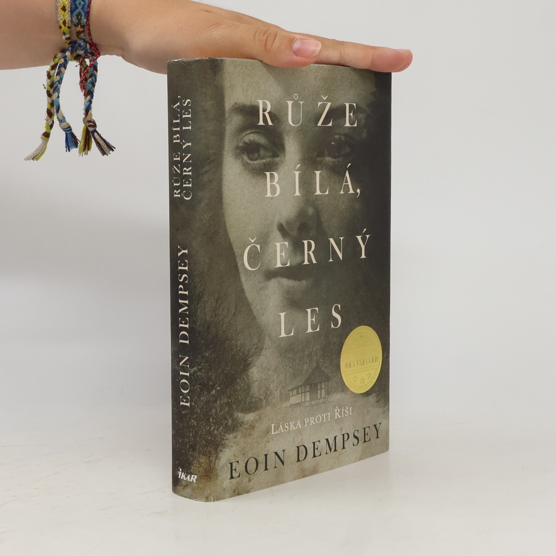 Eoin Dempsey Růže bílá, černý les