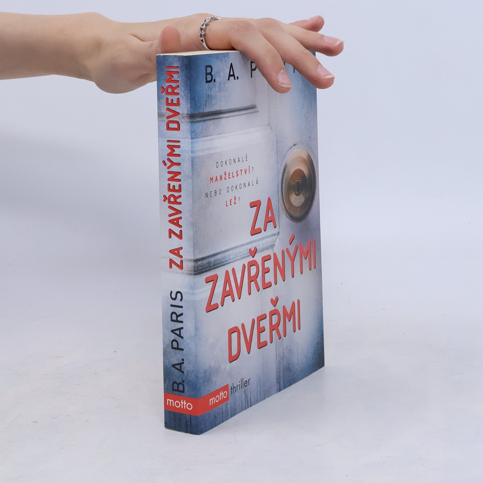 B.A. Paris Za zavřenými dveřmi