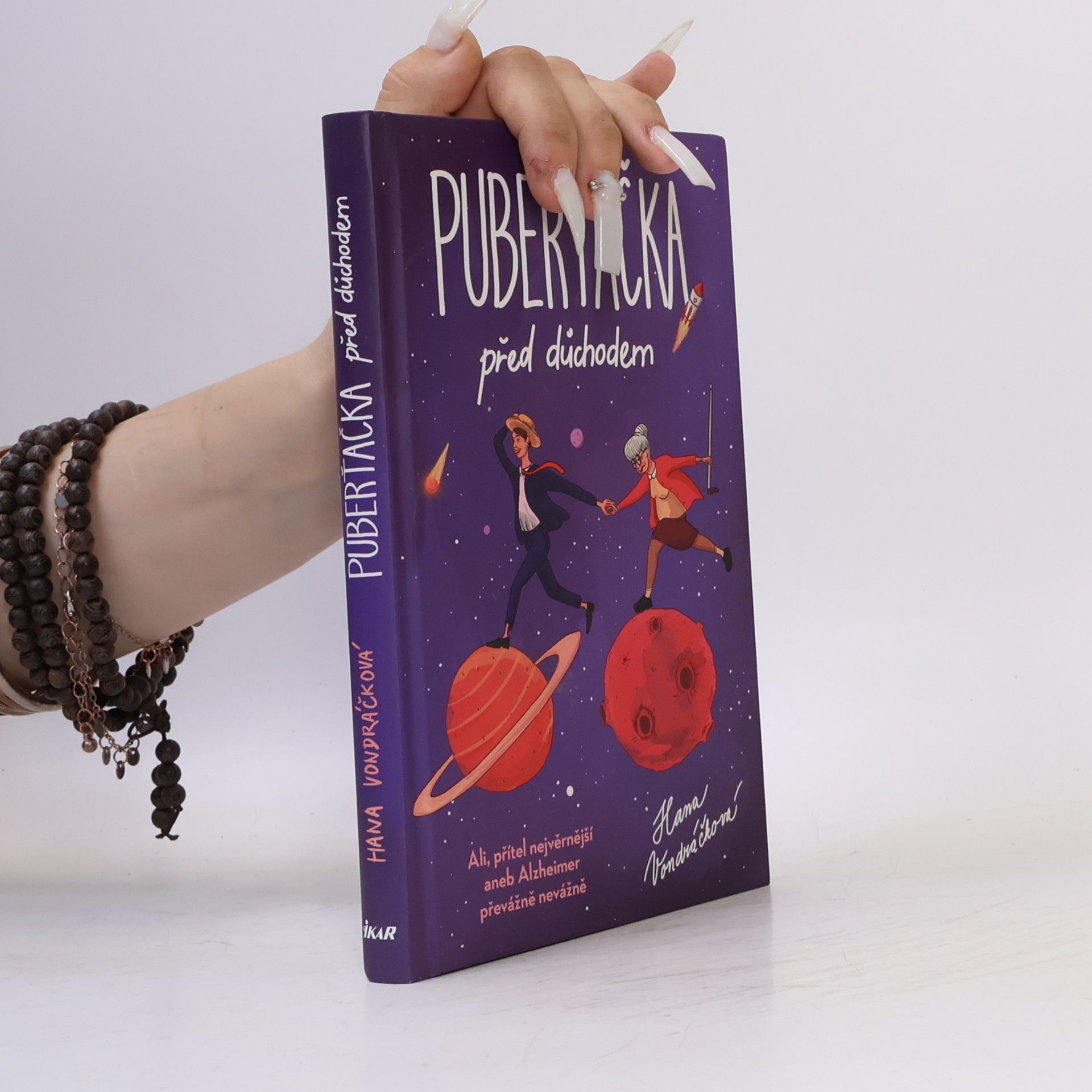 Hana Vondráčková Puberťačka před důchodem: Ali, přítel nejvěrnější, aneb, Alzheimer převážně nevážně