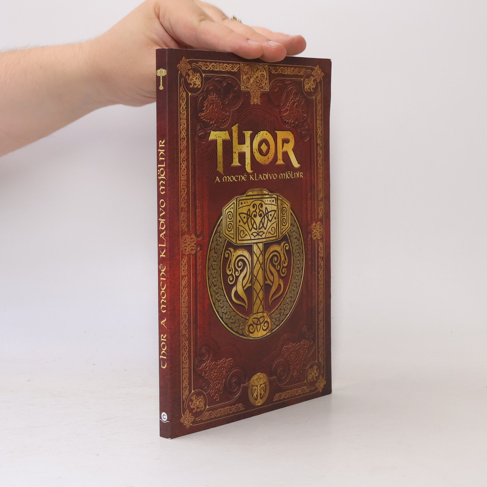 Thor a mocné kladivo Mjölnir