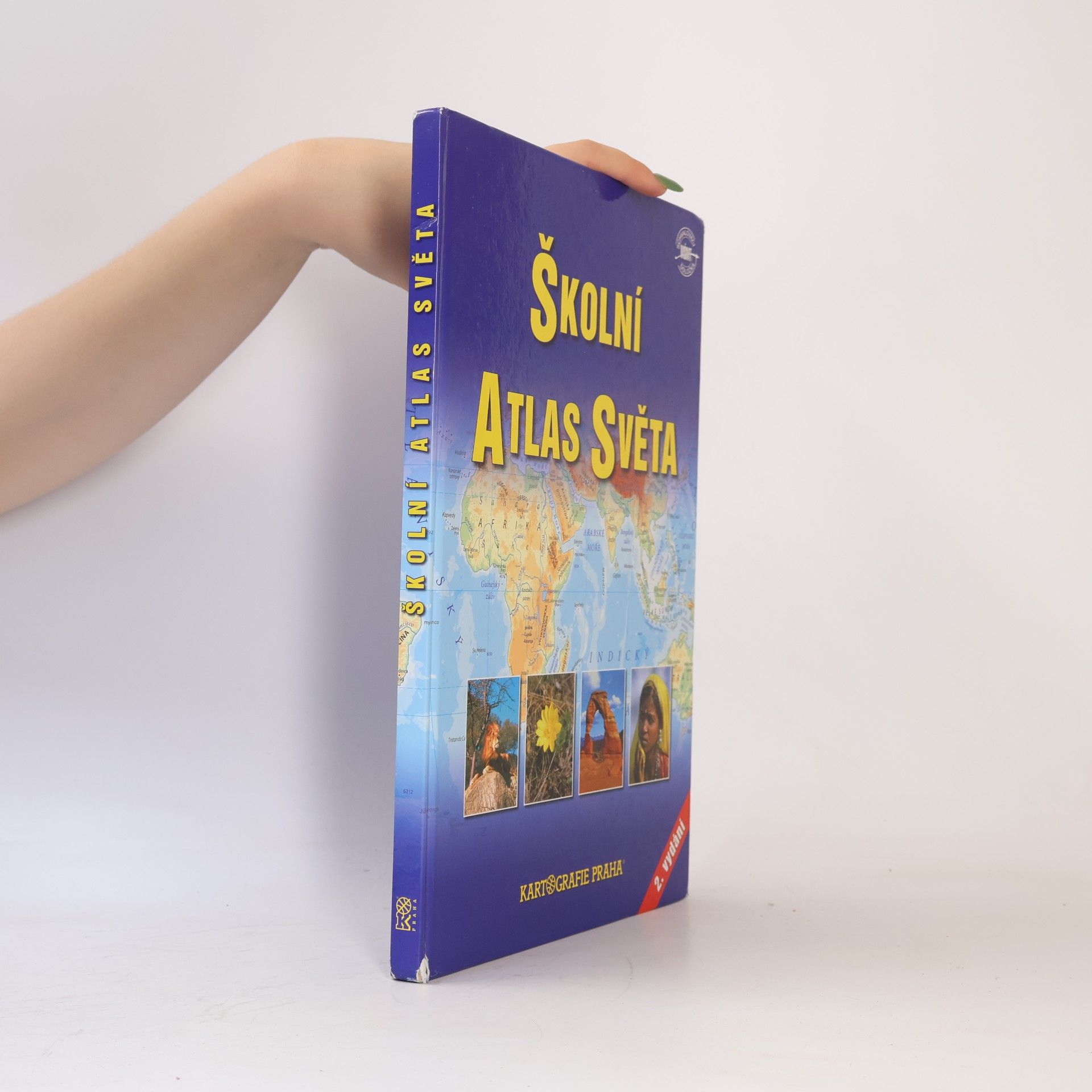 AA.VV. Školní atlas světa