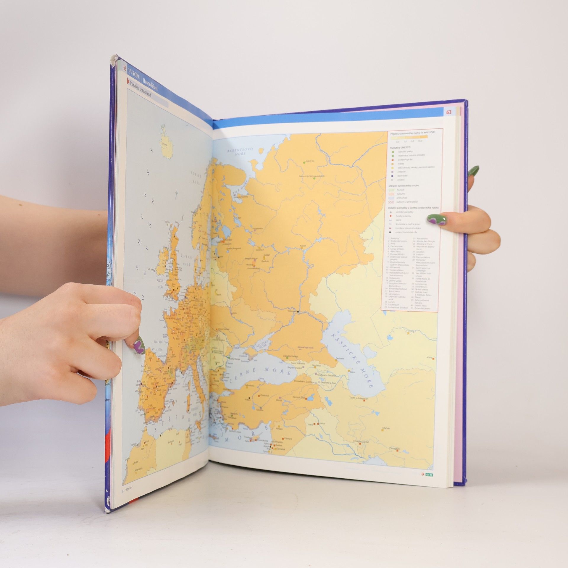 AA.VV. Školní atlas světa