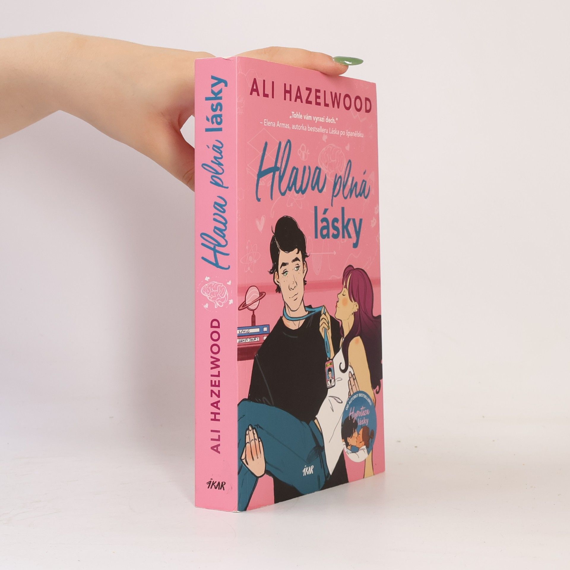 Ali Hazelwood Hlava plná lásky