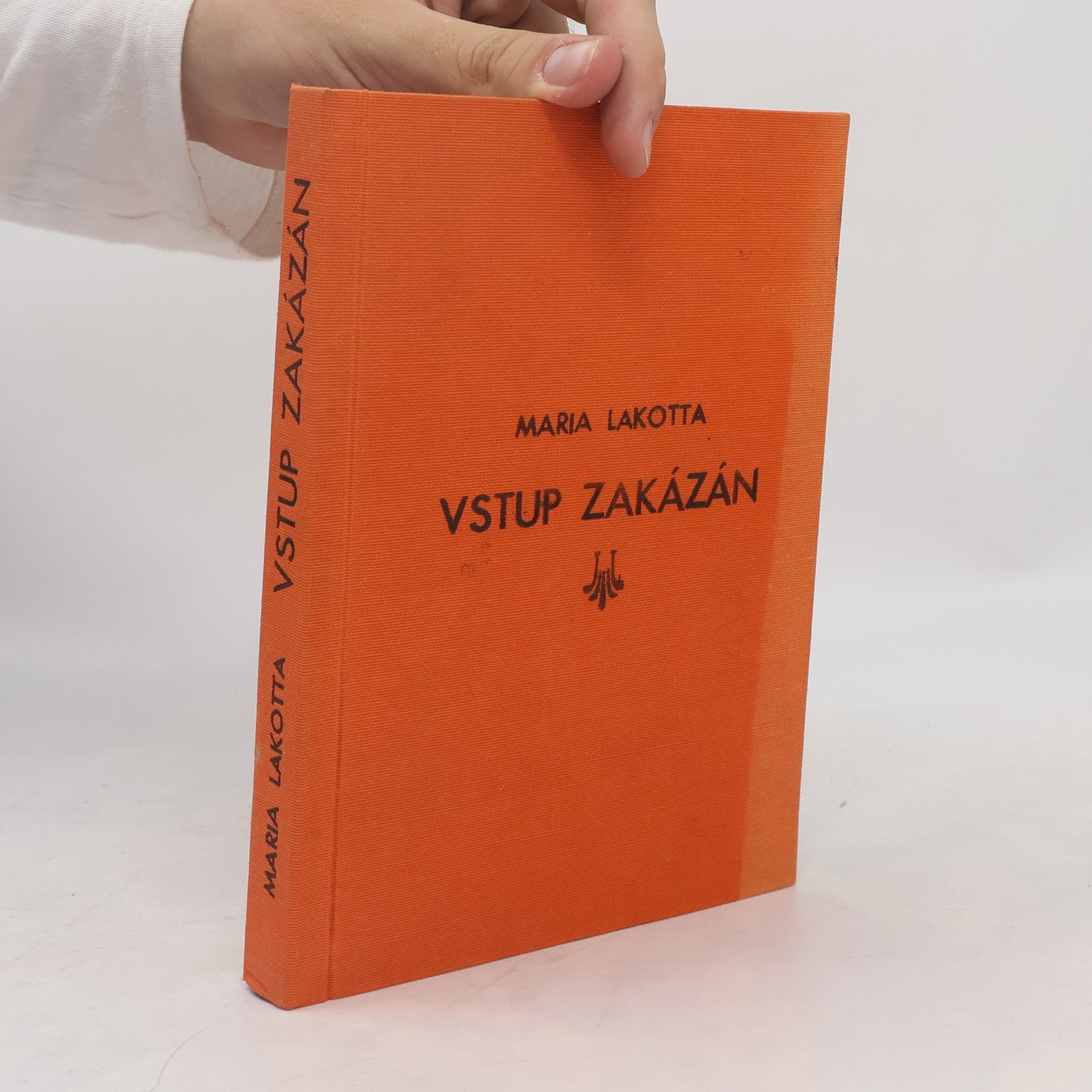 vstuo zakázán