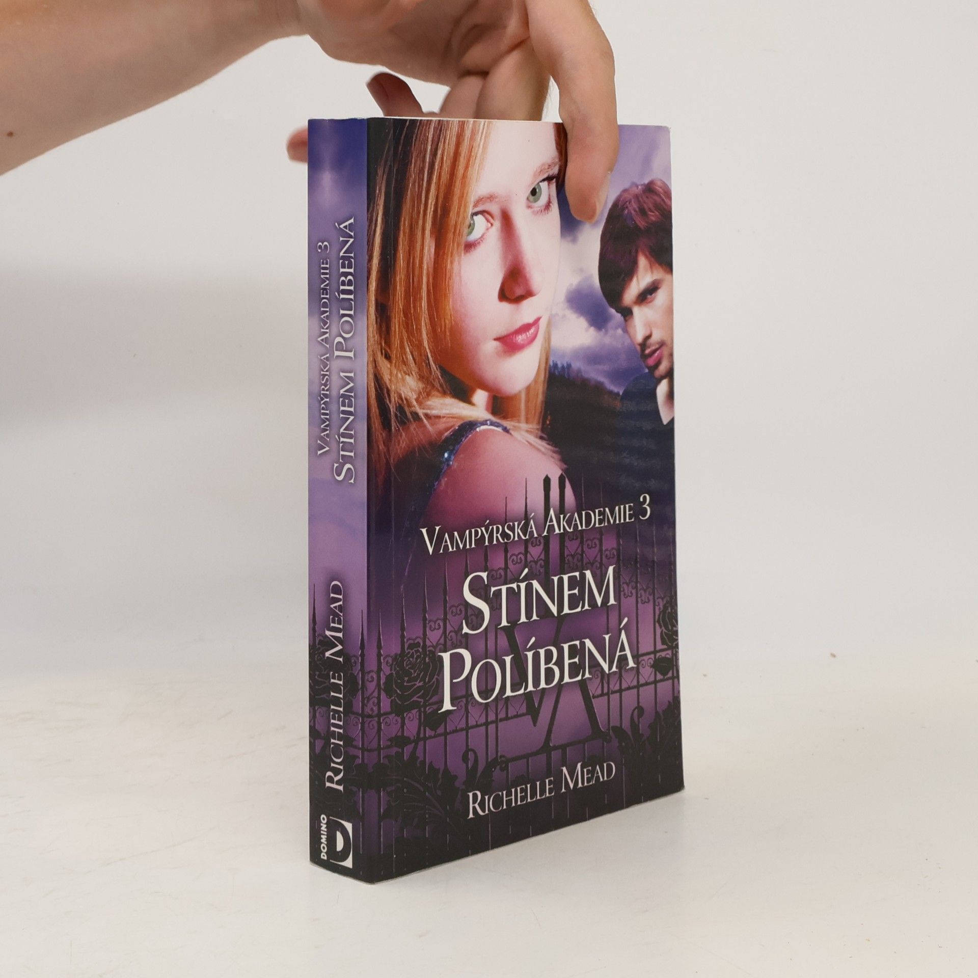 Richelle Mead Vampýrská akademie 3: Stínem políbená.