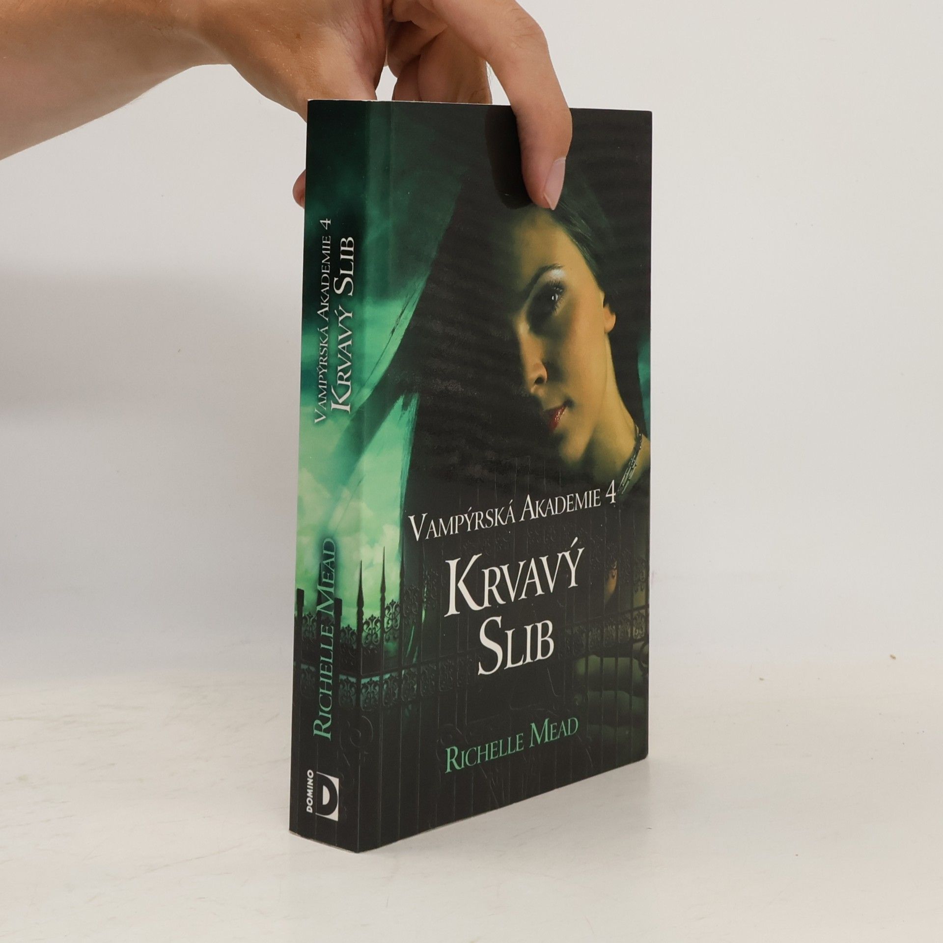 Richelle Mead Vampýrská akademie 4: Krvavý slib