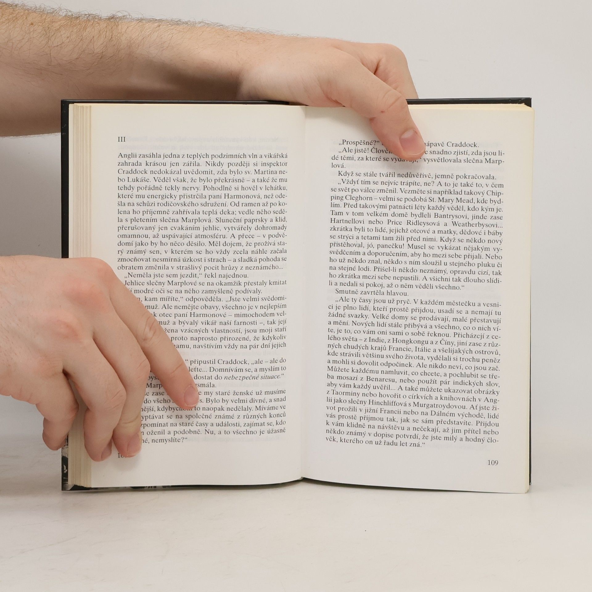 Agatha Christie Oznamuje se vražda