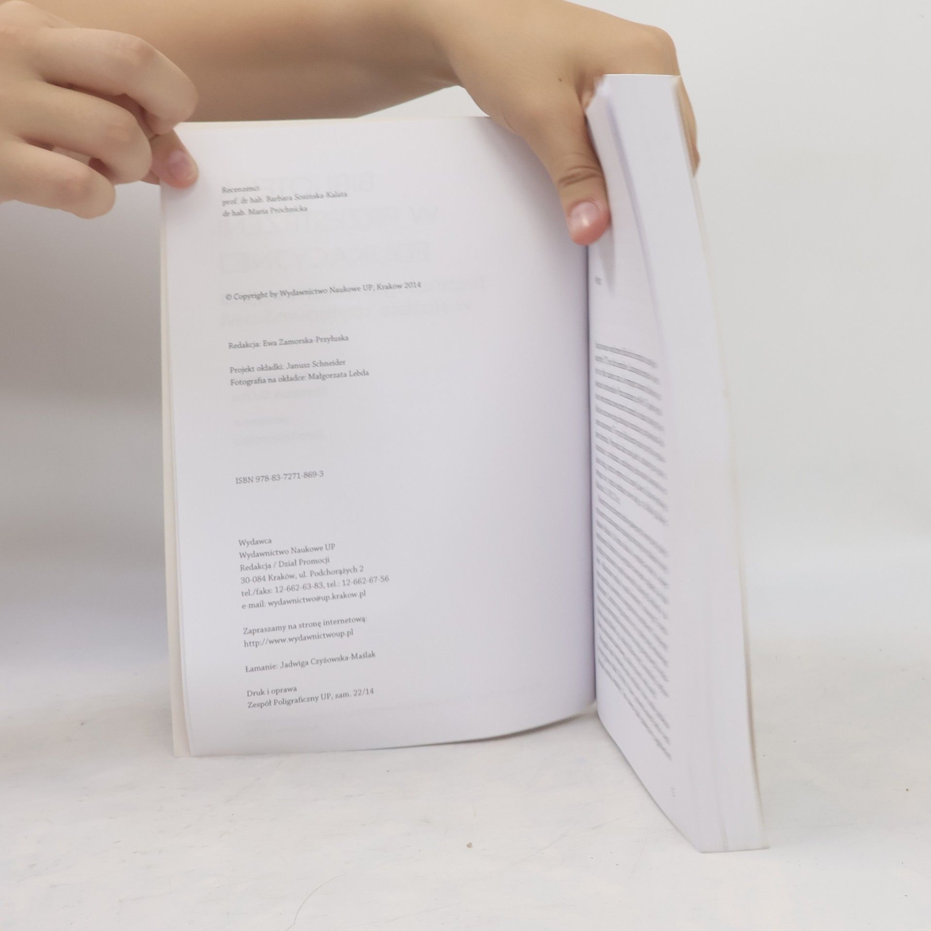 Autores varios Biblioteka w przestrzeni edukacyjnej