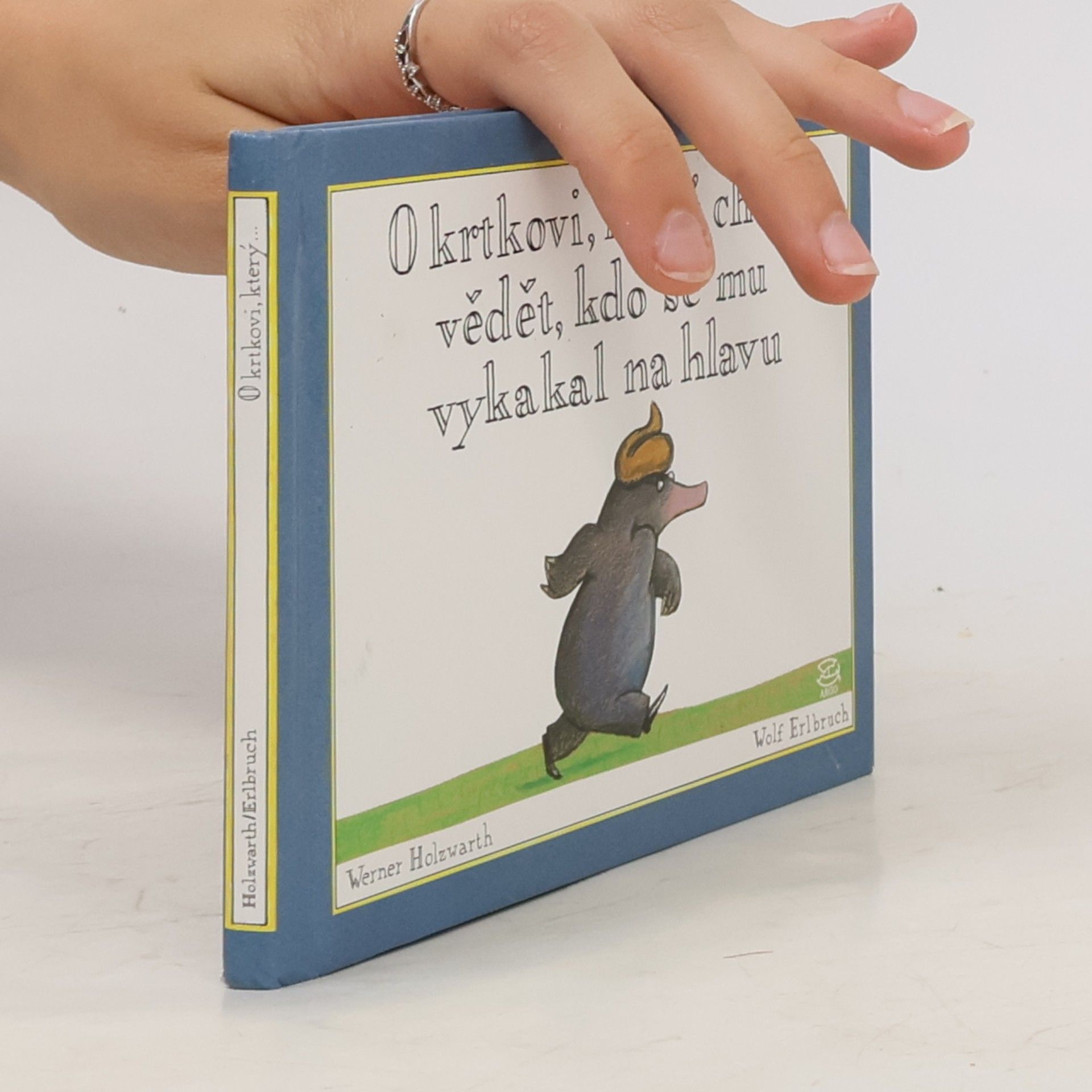 Werner Holzwarth O krtkovi, který chtěl vědět, kdo se mu vykakal na hlavu