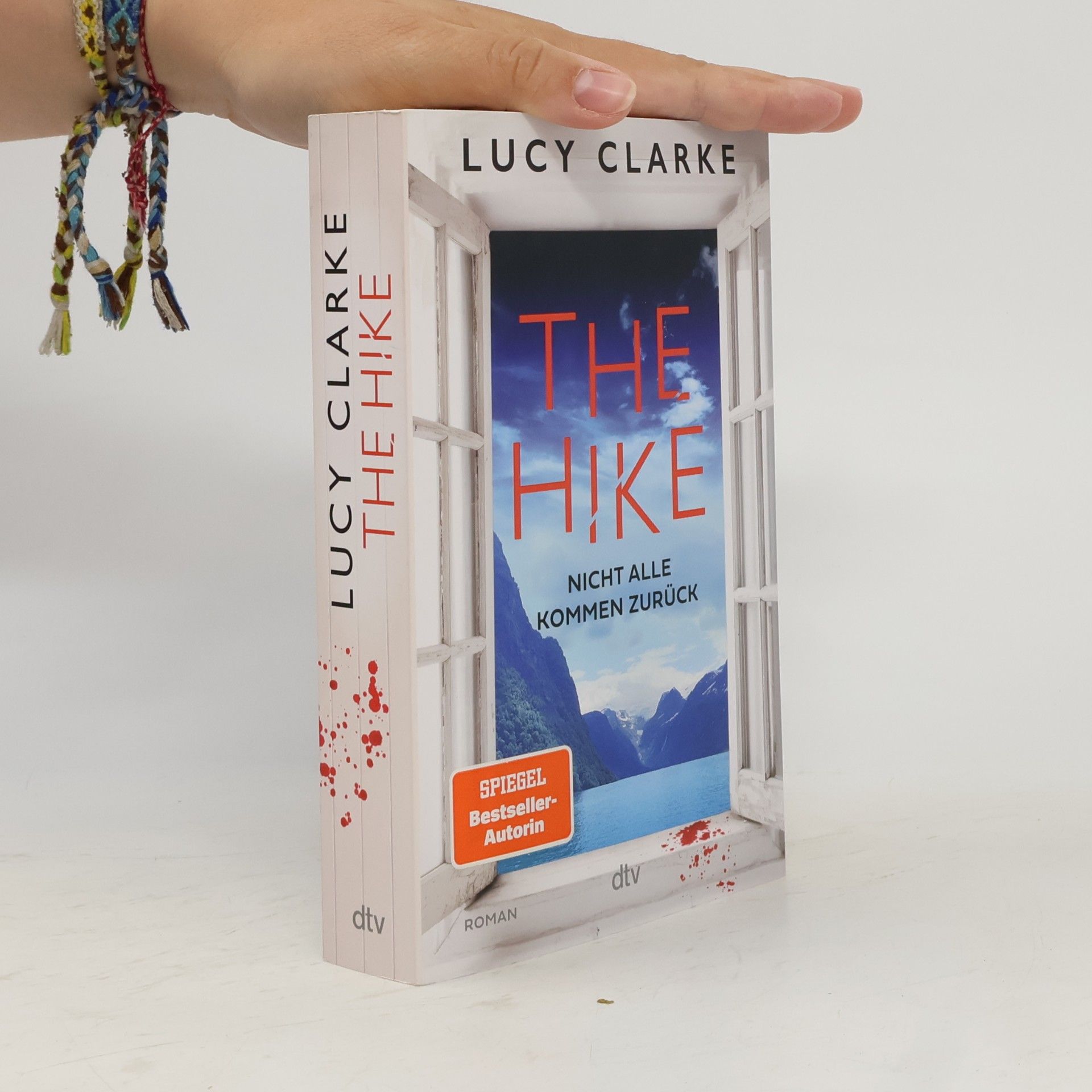 Lucy Clarke The Hike