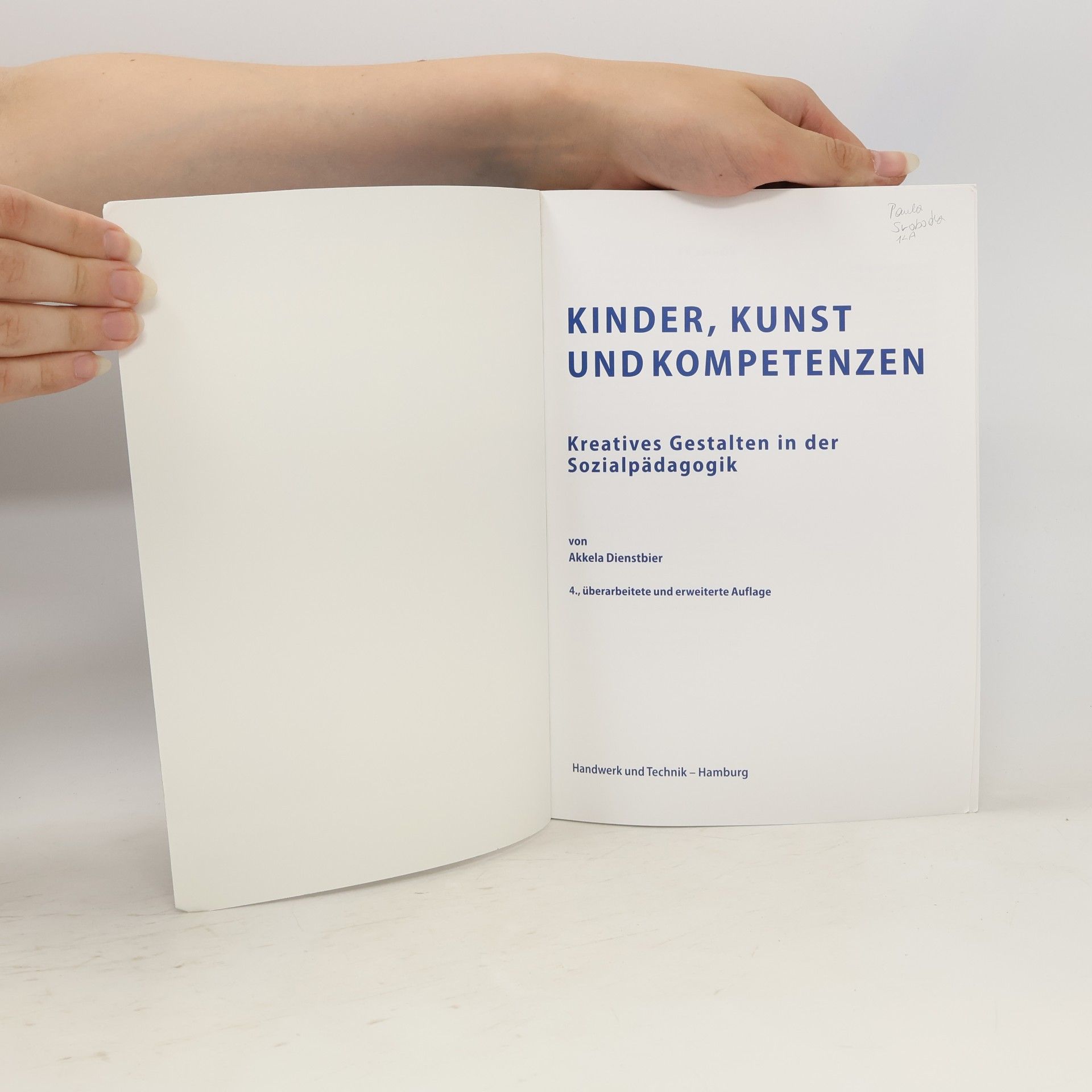 Akkela Dienstbier Kinder, Kunst und Kompetenzen