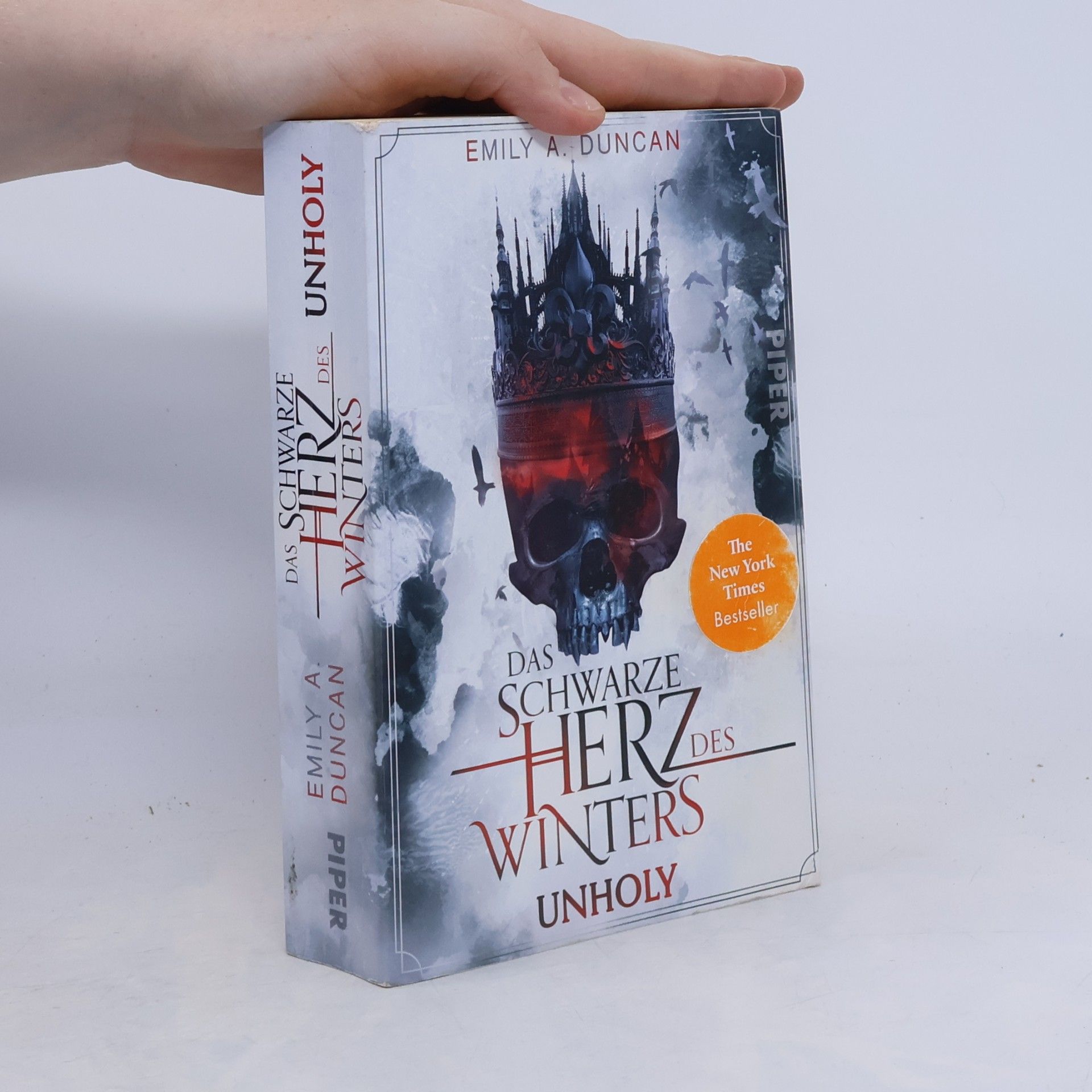 Emily A. Duncan Das schwarze Herz des Winters. Unholy