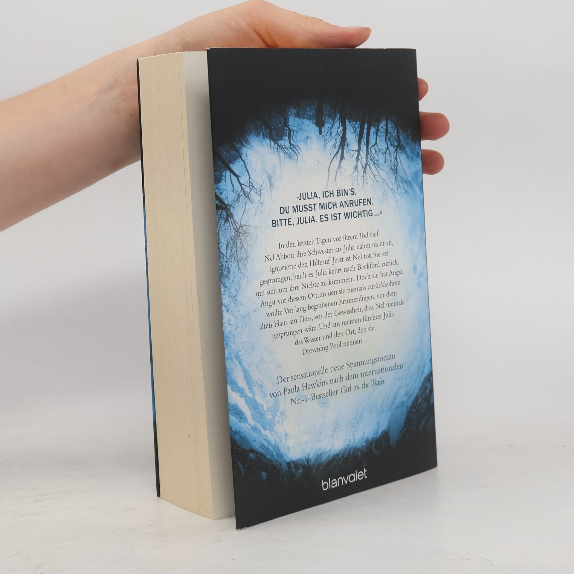 Paula Hawkins Into the Water