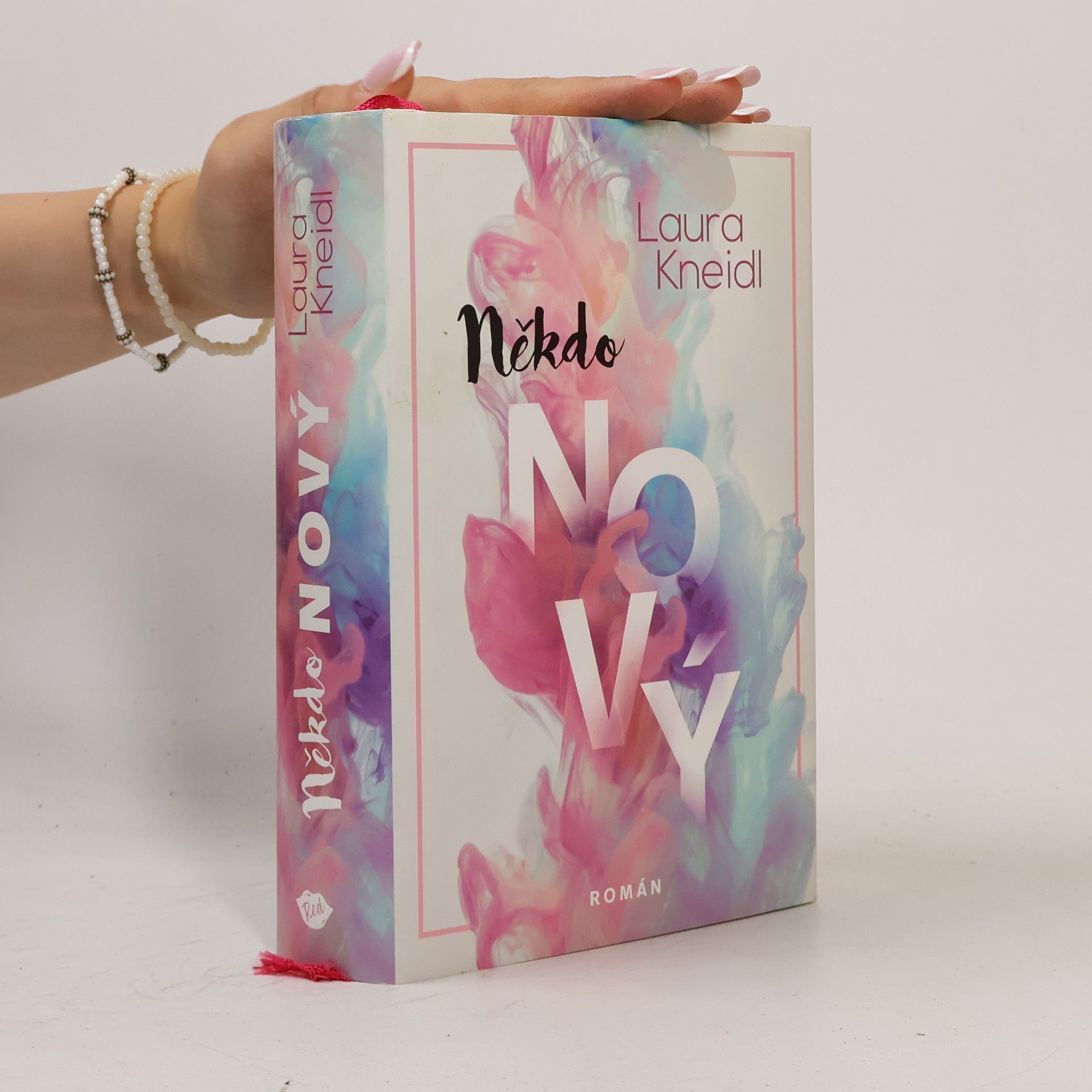 Laura Kneidl Někdo nový