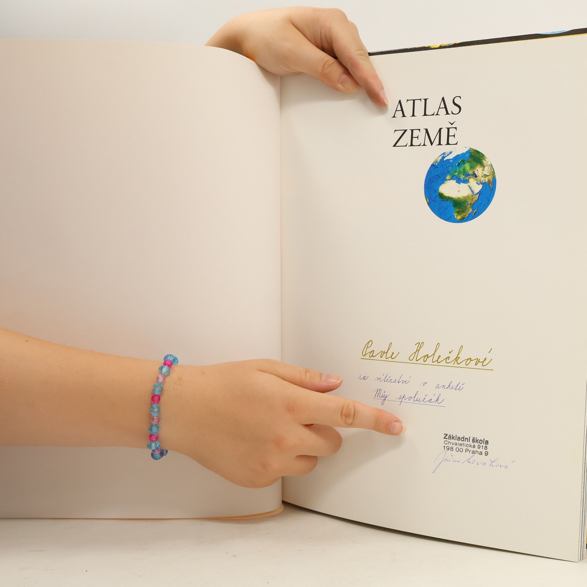 Alexa Stace Atlas Země
