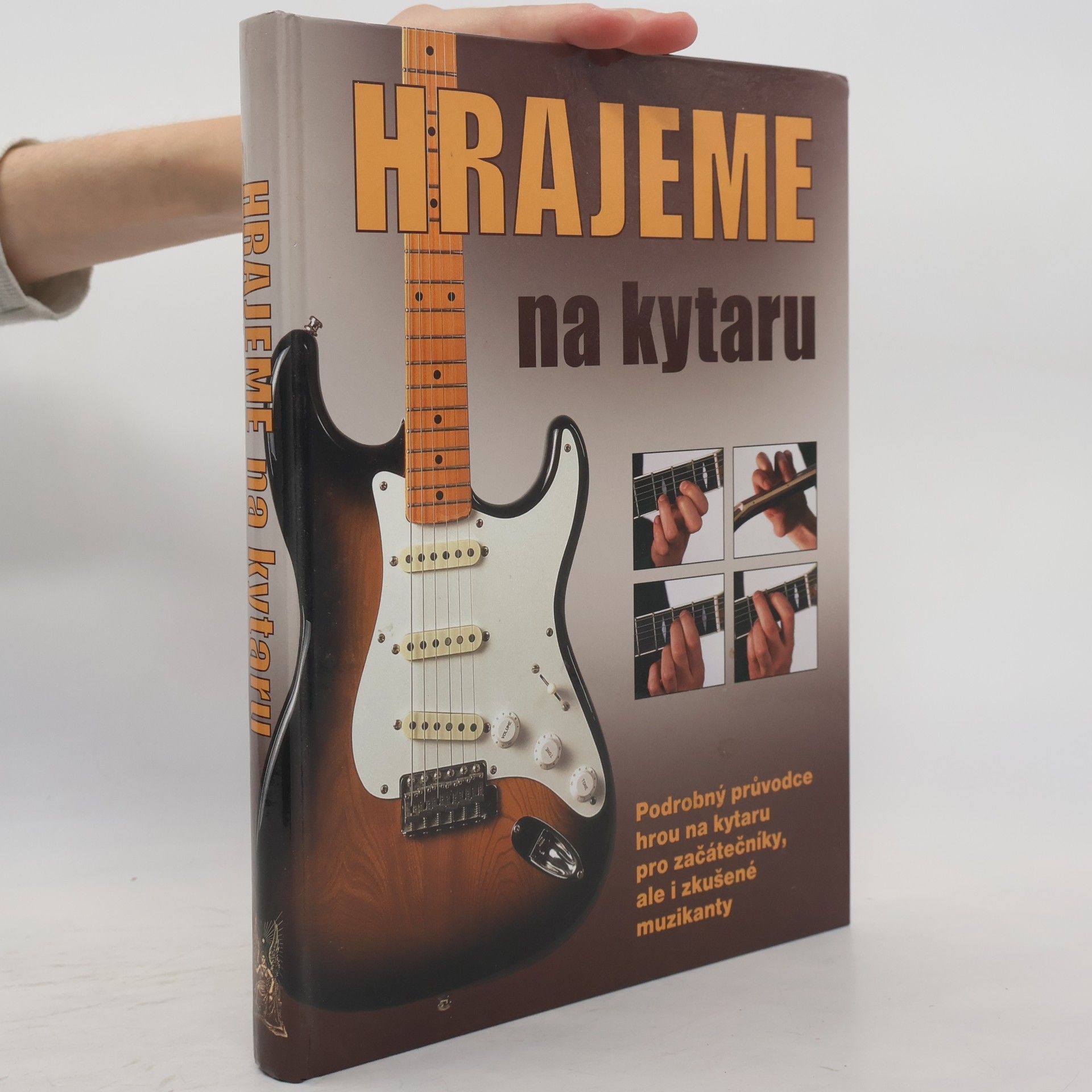 Pavel Dan Hrajeme na kytaru