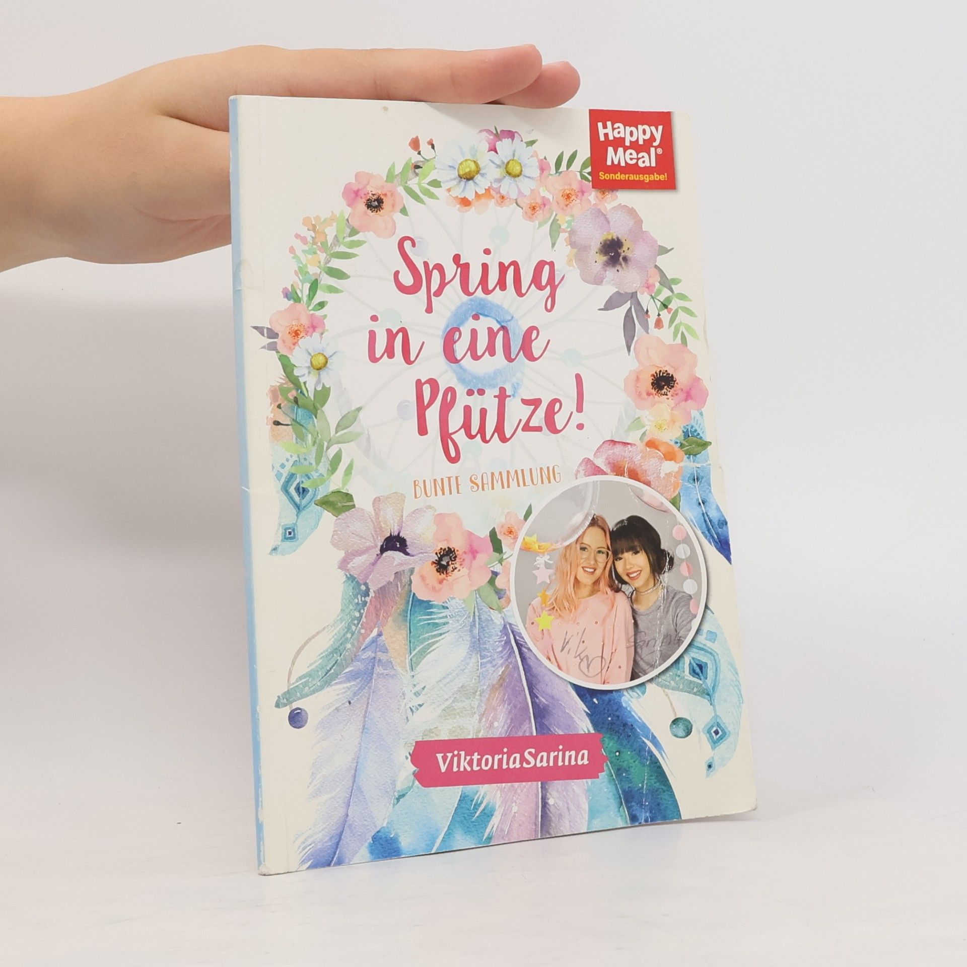 Viktoria Sarina Spring in eine Pflütze