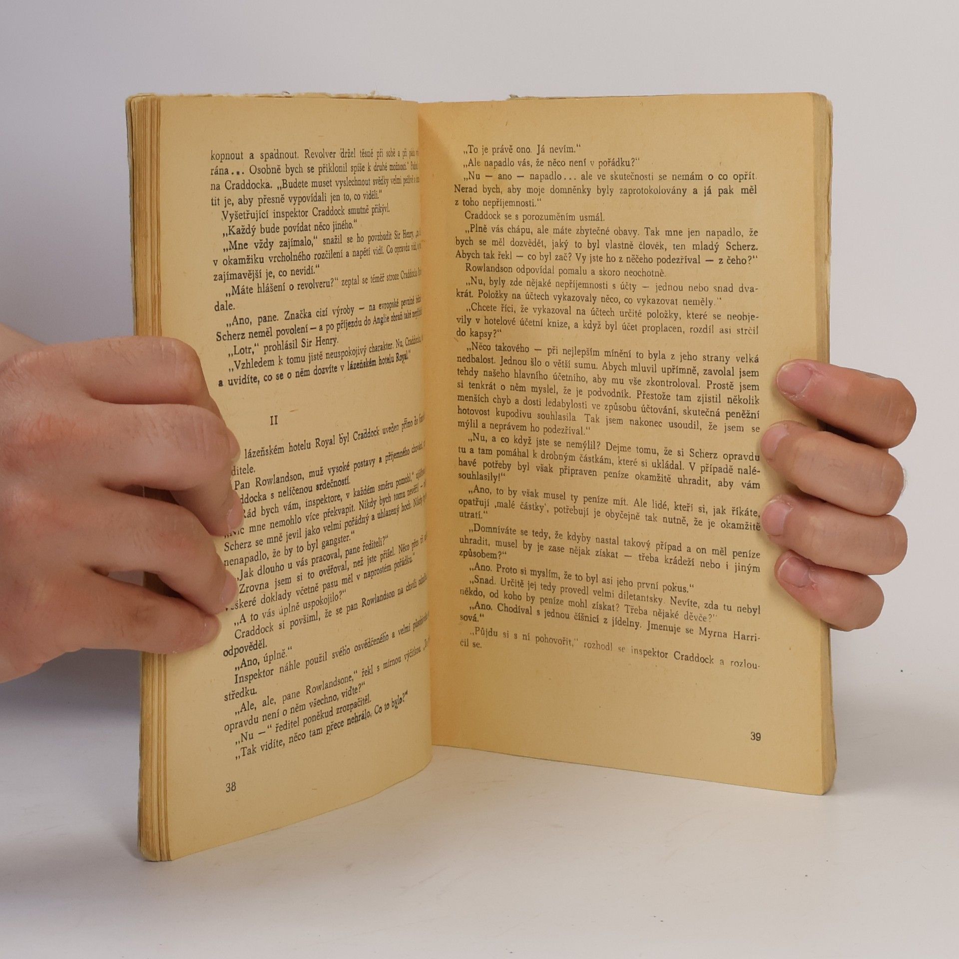 Agatha Christie Oznamuje se vražda