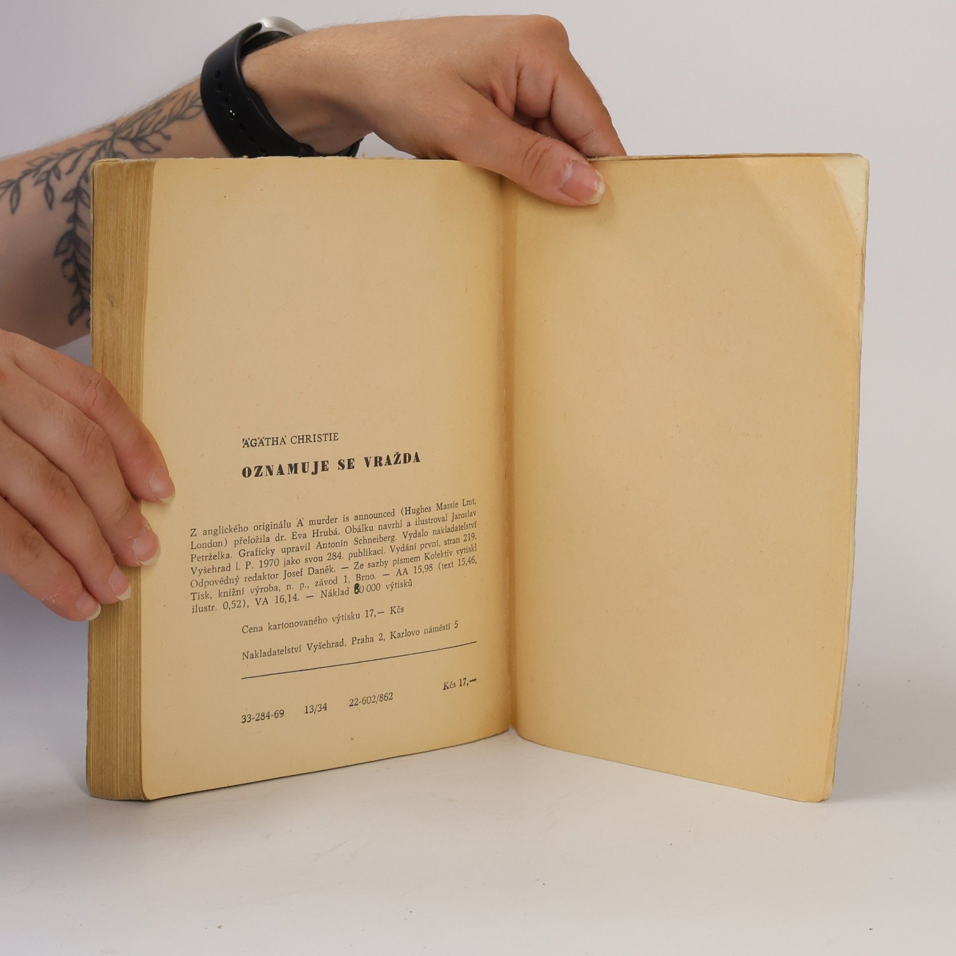 Agatha Christie Oznamuje se vražda