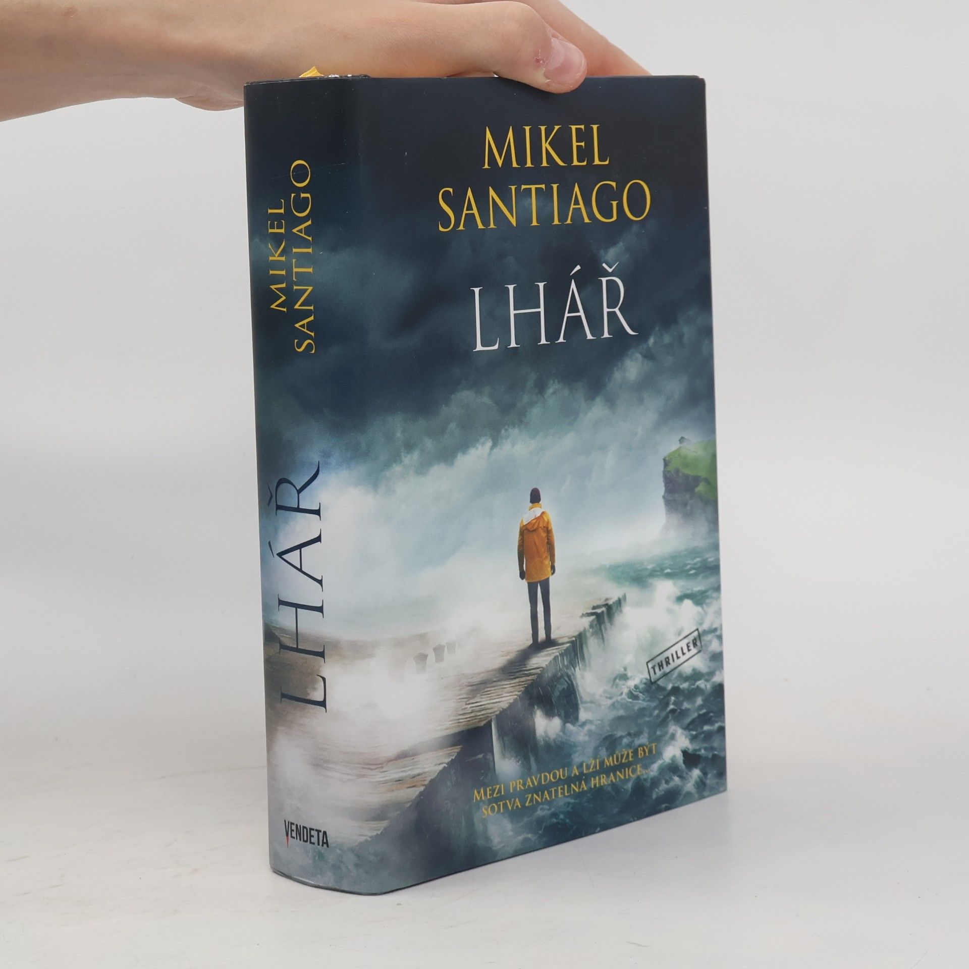 Mikel Santiago Lhář