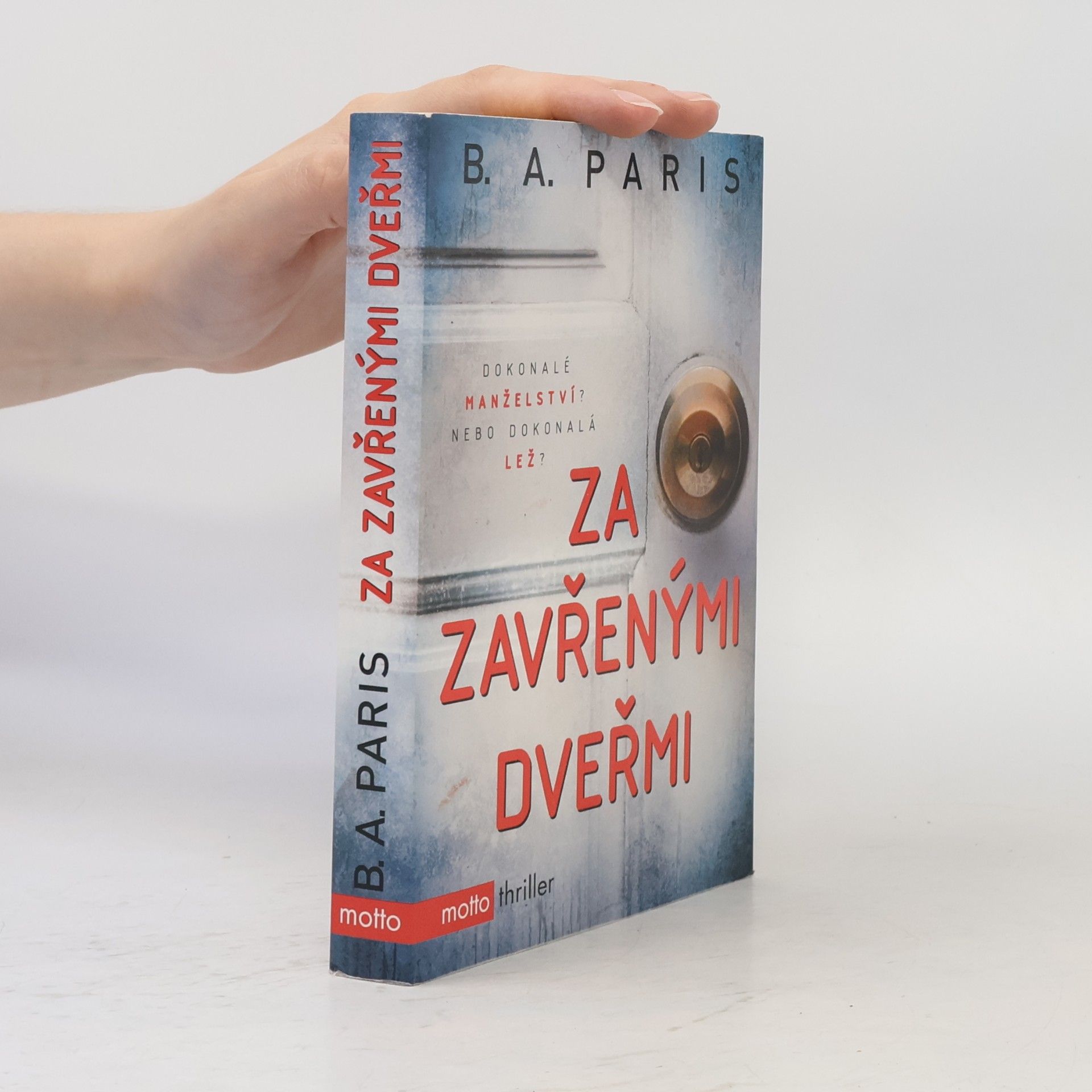 Za zavřenými dveřmi