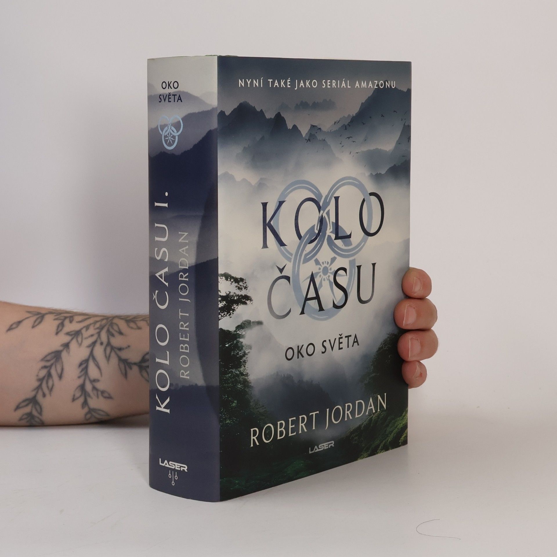 Robert Jordan Kolo času 1. Oko světa