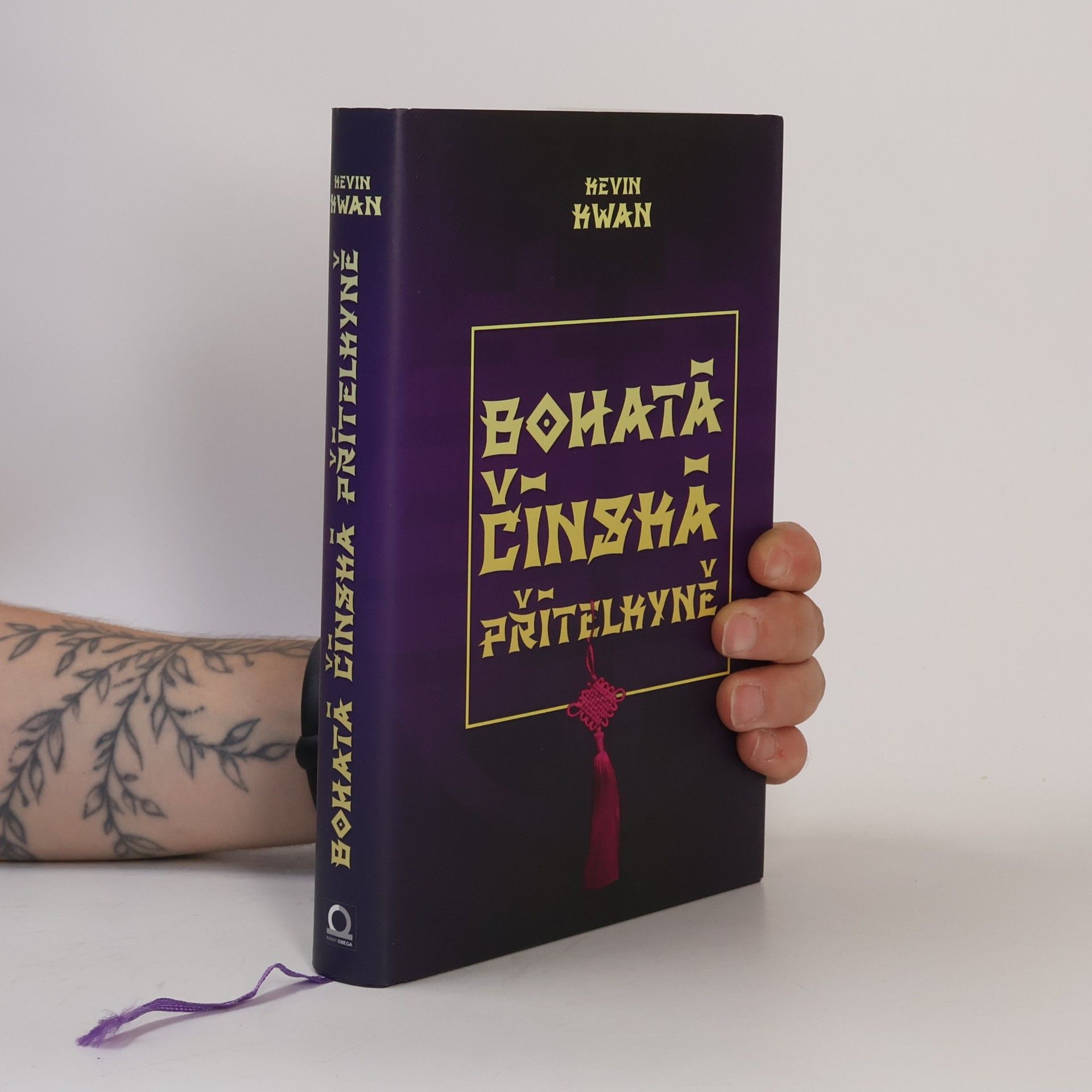 Kevin Kwan Bohatá čínská přítelkyně. Šíleně bohatí Asiati 2