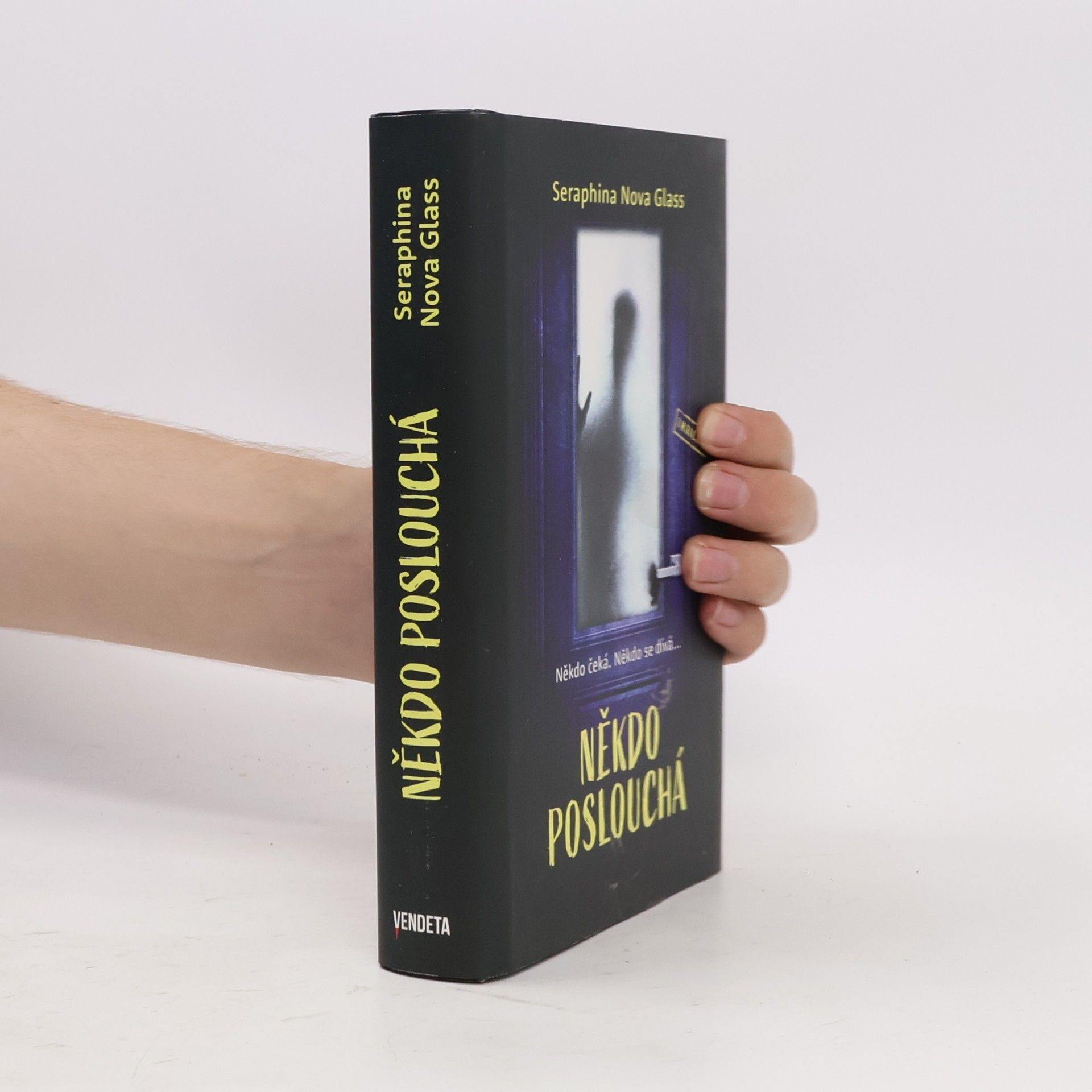 Seraphina Nova Glass Někdo poslouchá
