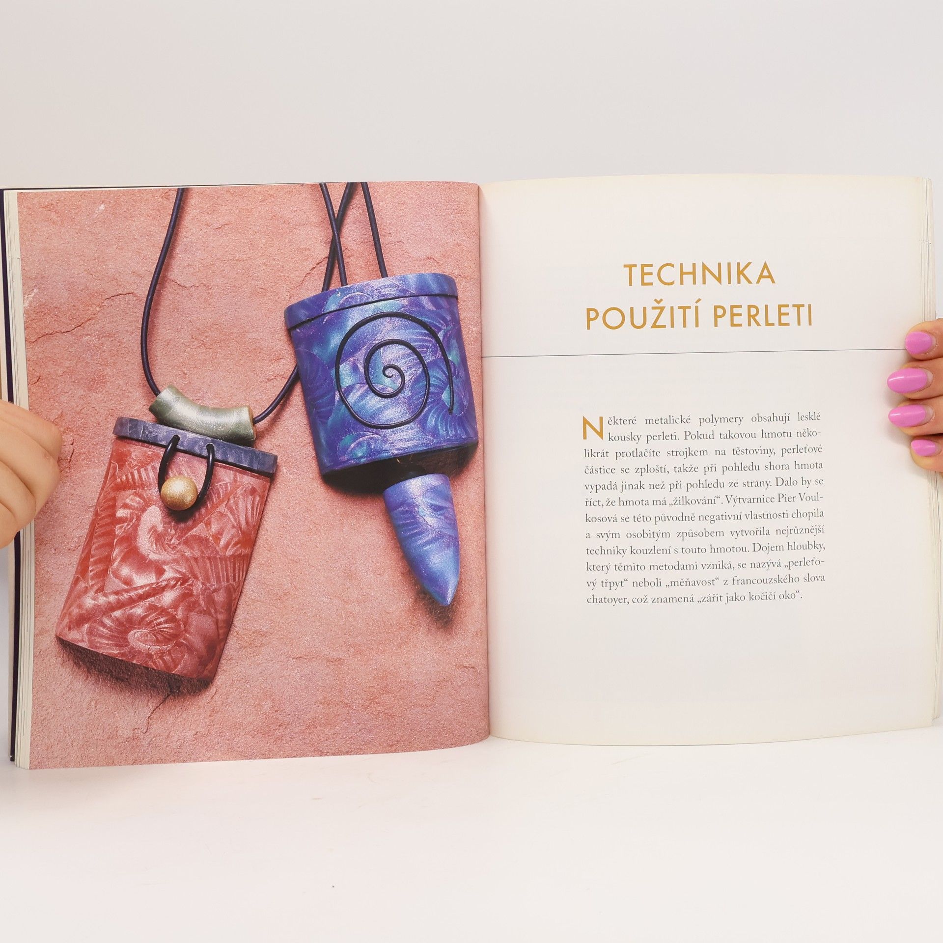 Donna Kato Šperky, módní a bytové doplňky z polymerové hmoty. Pracovní postupy a nápady, obtisky, razítka, šablony, barvy, inkousty, materiály a mnoho dalšího