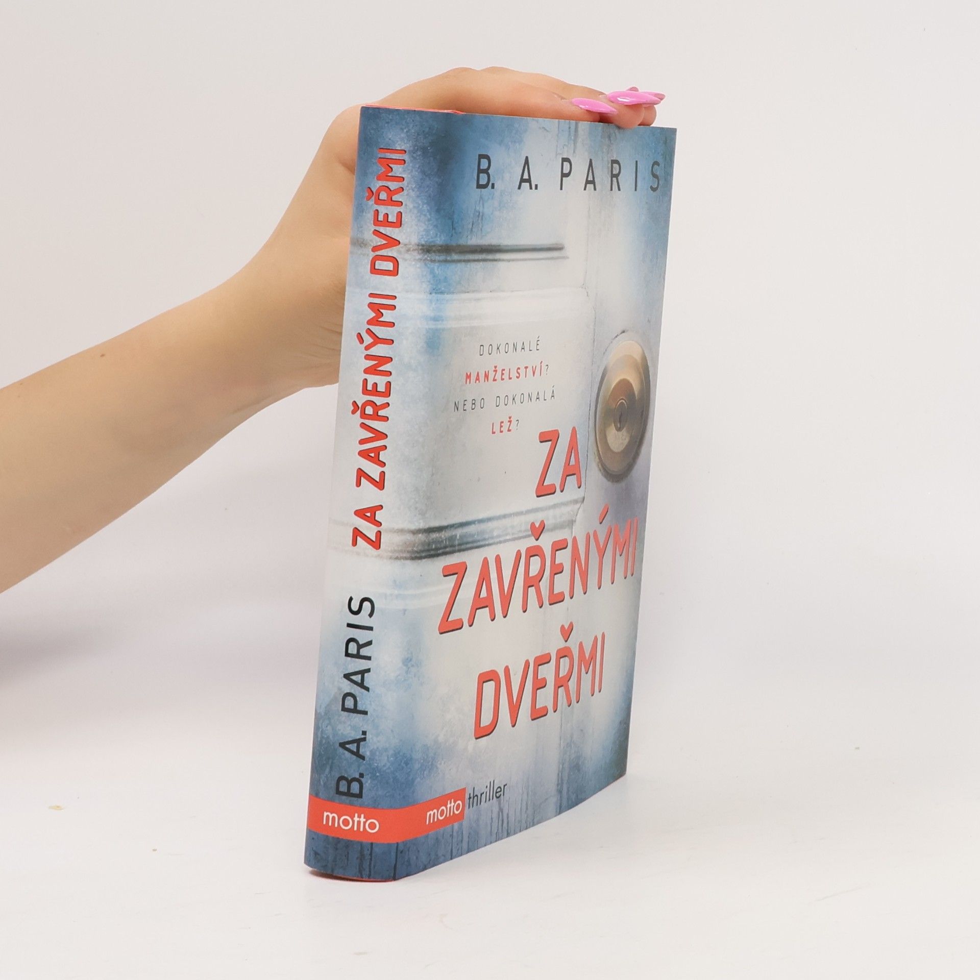 B.A. Paris Za zavřenými dveřmi