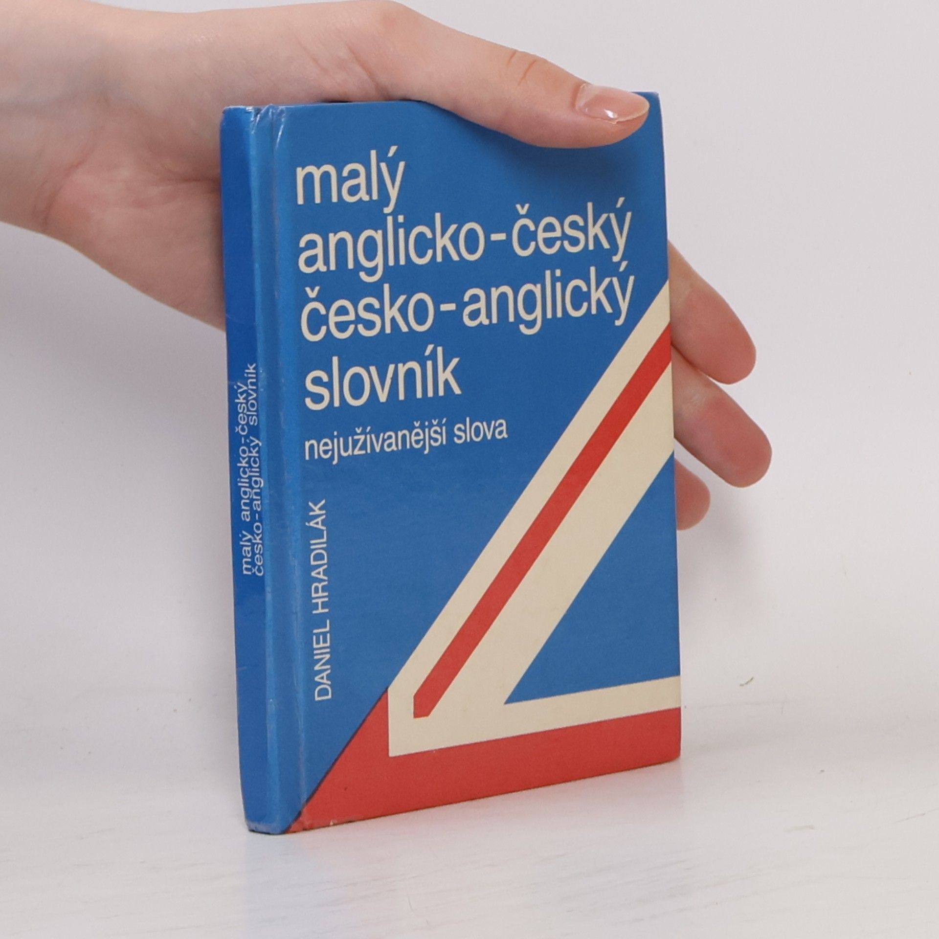 Daniel Hradilák Malý anglicko-český, česko-anglický slovník: Nejužívanější slova