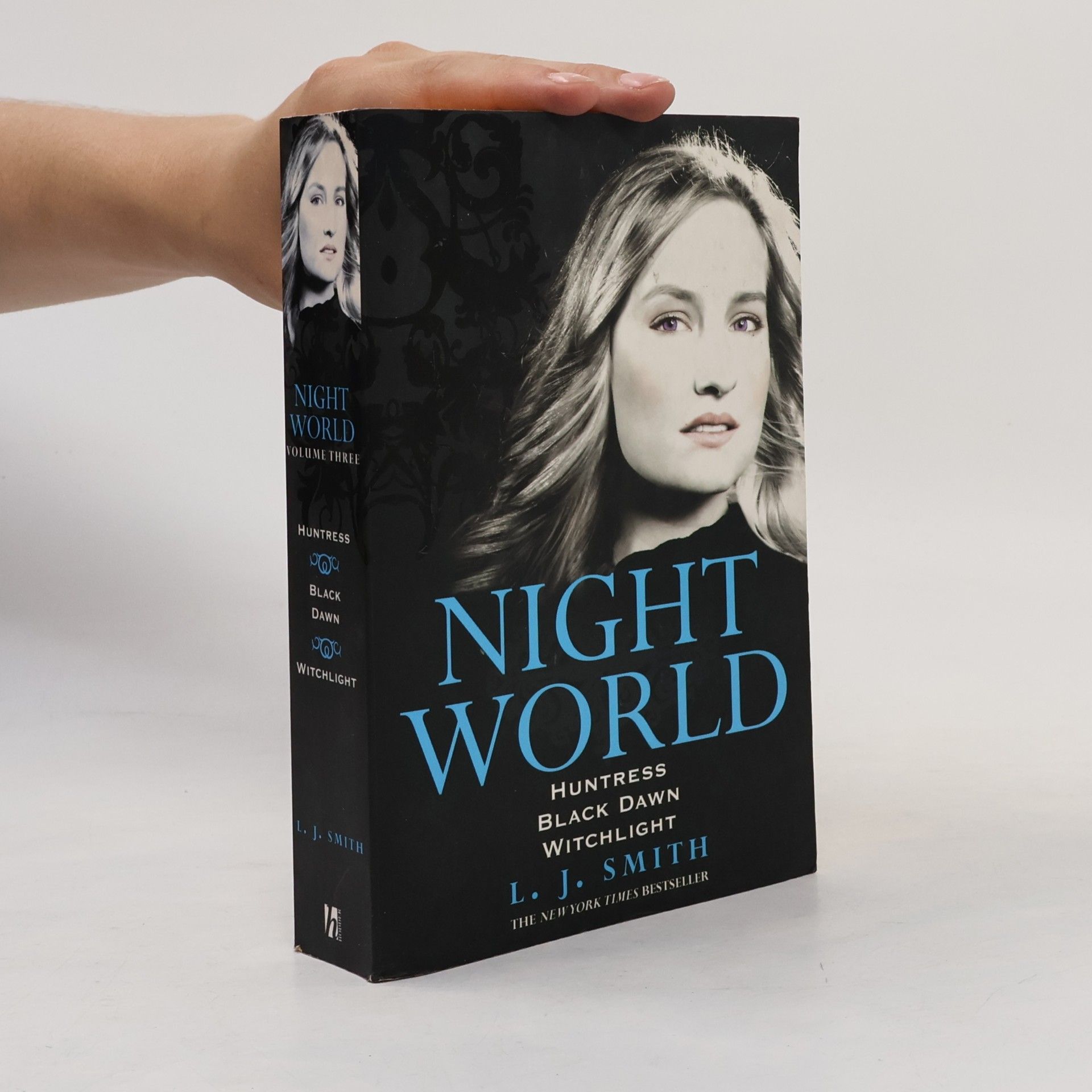 L. J. Smith Night world. Volume 3, Huntress. Black dawn