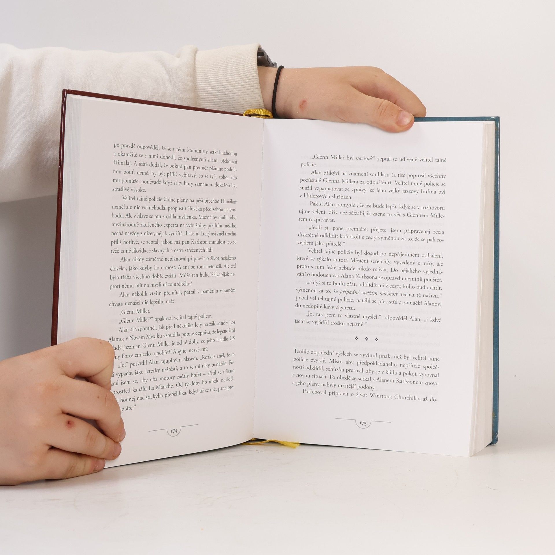 Jonas Jonasson Analfabetka, která uměla počítat ; Stoletý stařík, který vylezl z okna a zmizel
