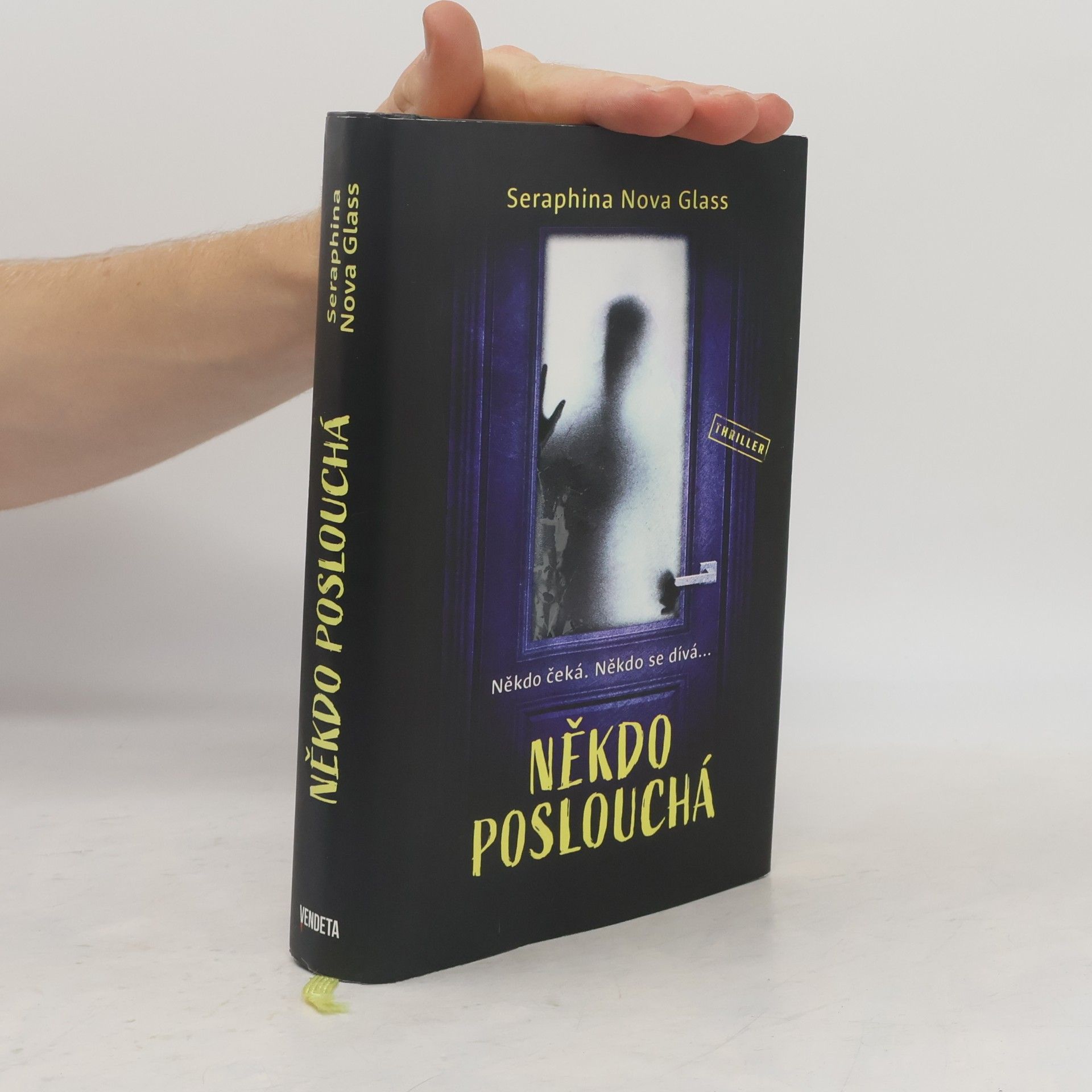 Seraphina Nova Glass Někdo poslouchá