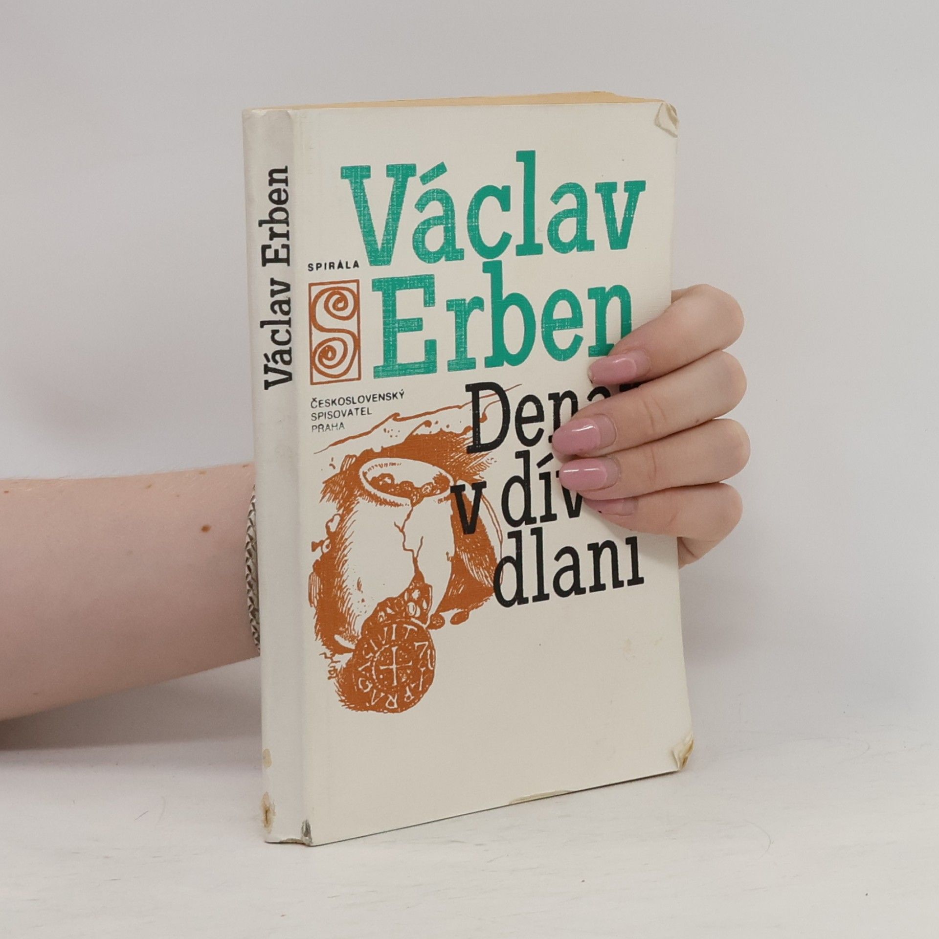 Denár v dívčí dlani