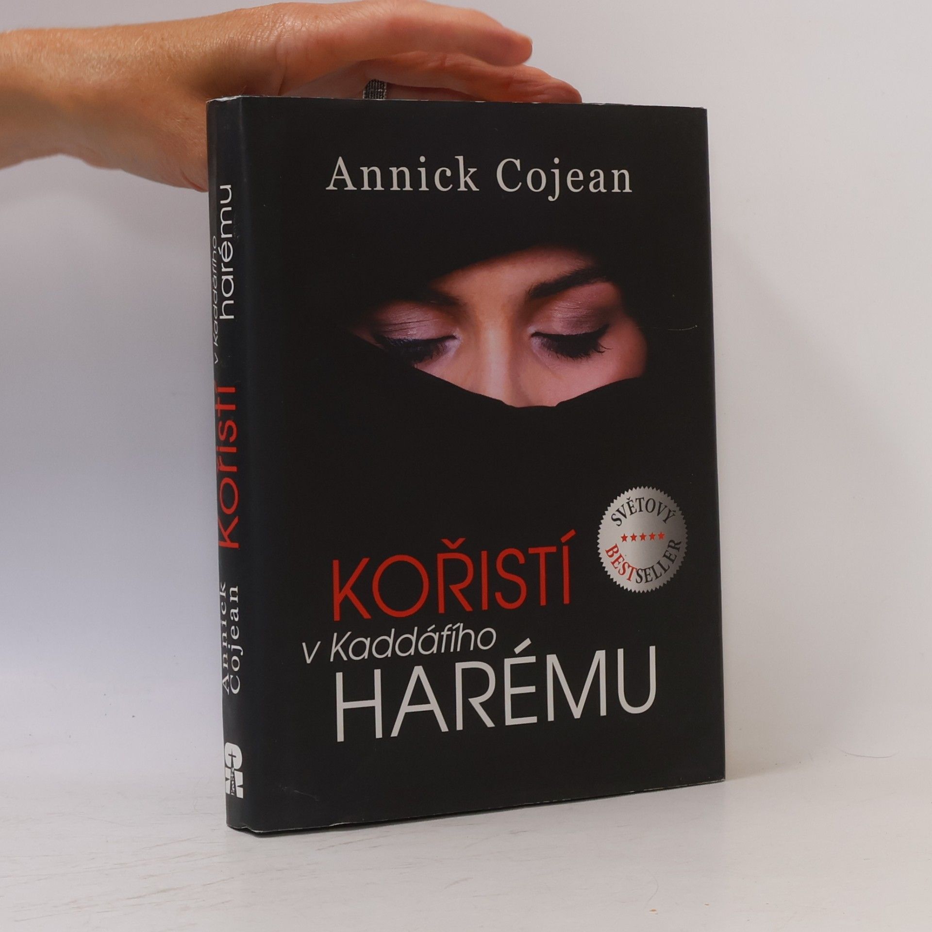 Annick Cojean Kořistí v Kaddáfího harému