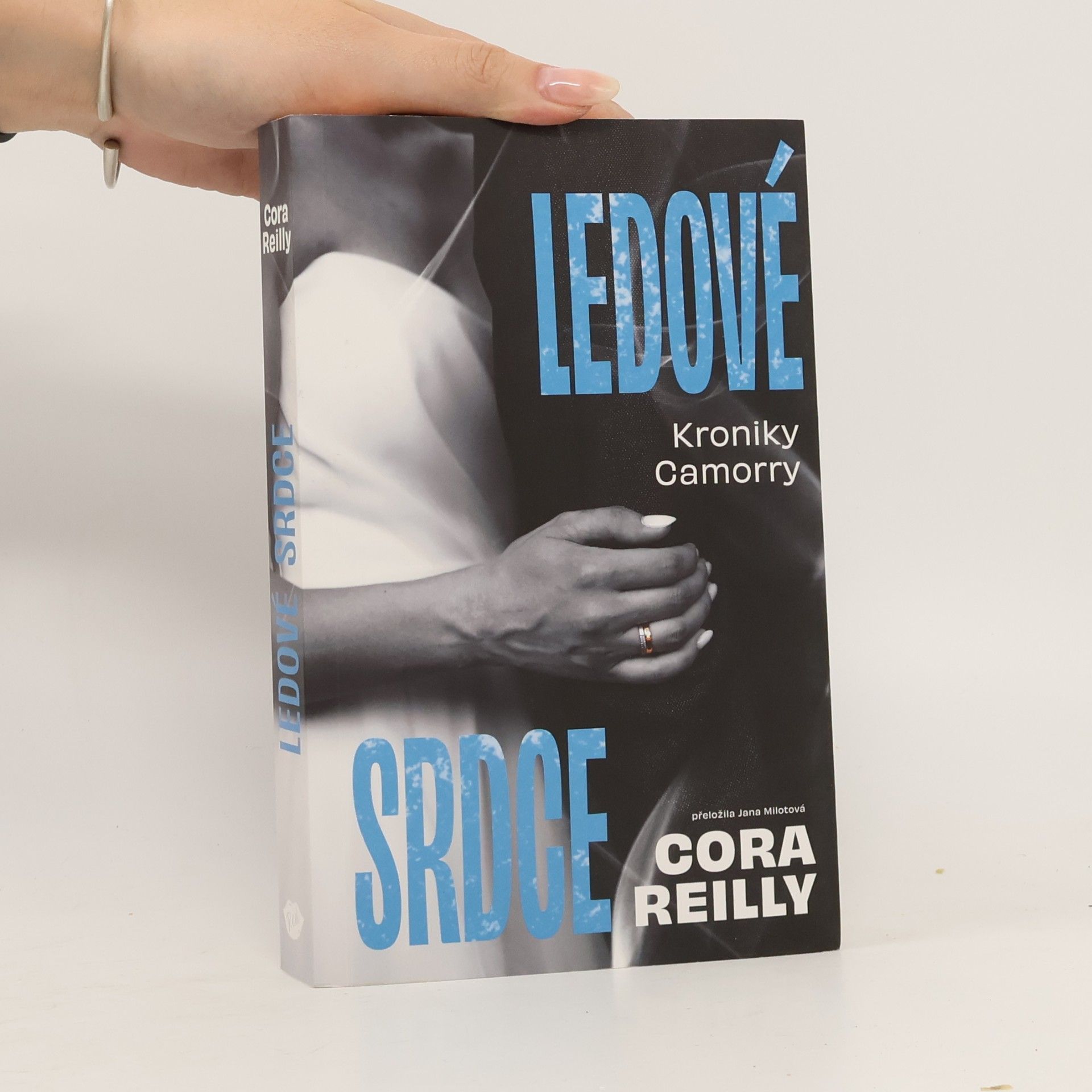 Cora Reilly Kroniky Camorry. Ledové srdce