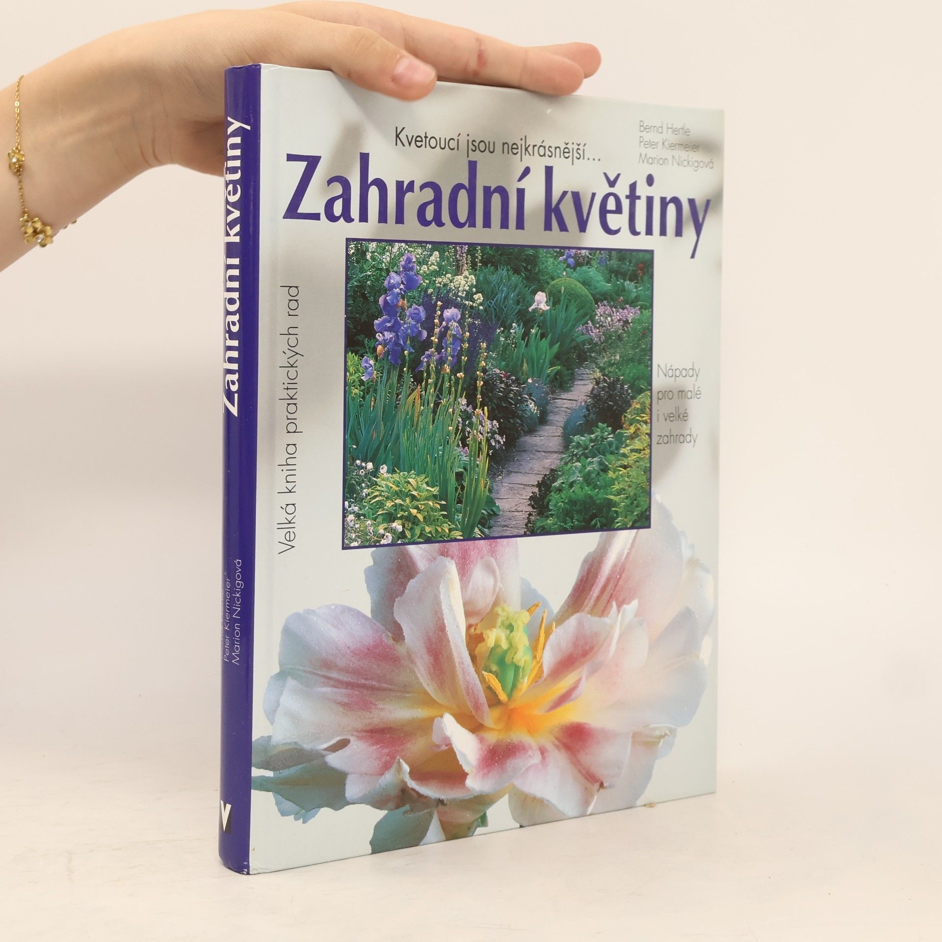 Ivana Juřičková Zahradní květiny. Kvetoucí jsou nejkrásnější... Pěstitelské rady a portréty oblíbených kvetoucích rostlin, trav a kapradin. Nápady pro malé i velké zahrady. 500 barevných fotografií a 150 schematických nákresů