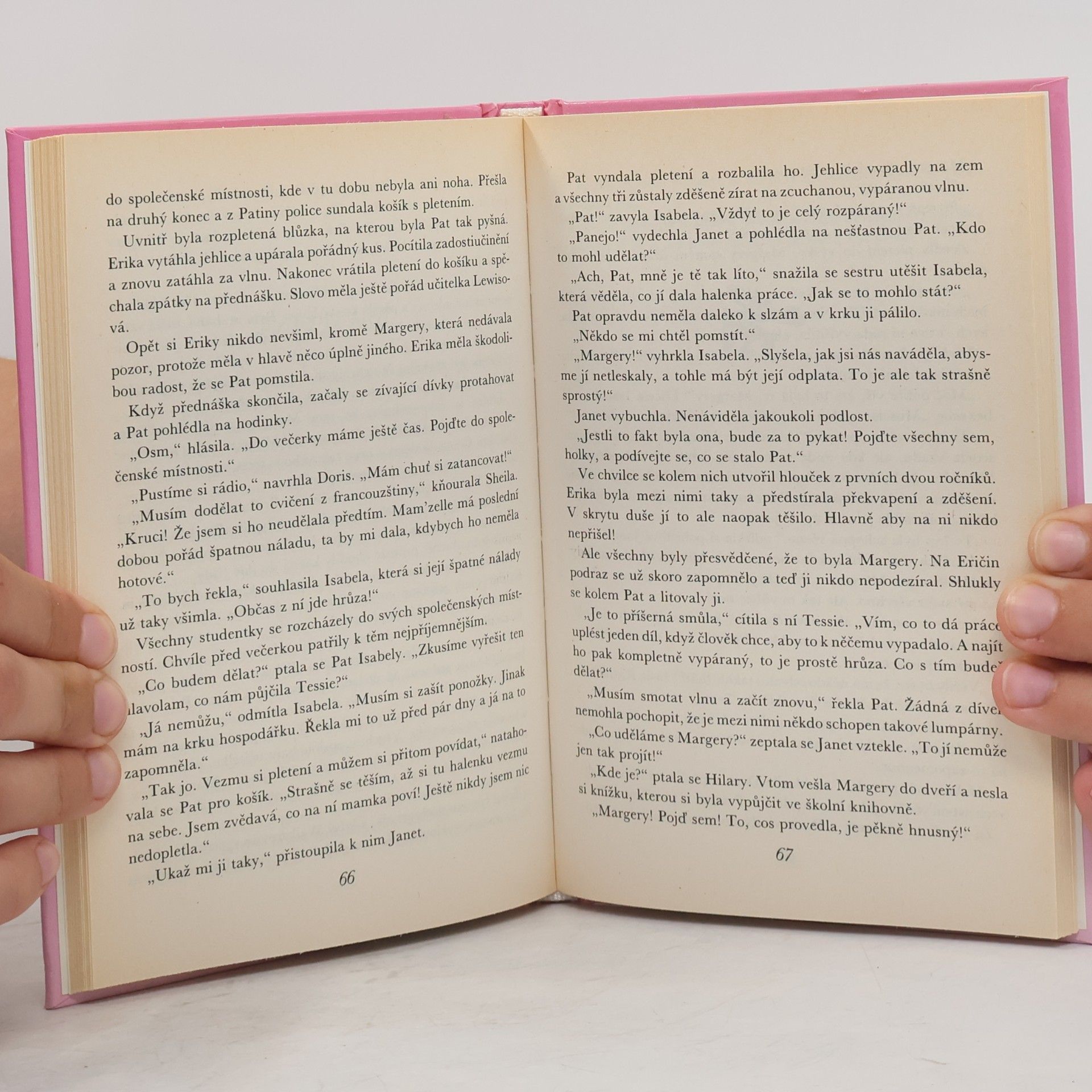 Enid Blyton Dvojčata Pat a Isabela: Druhý ze série příběhů ze školy St. Clare