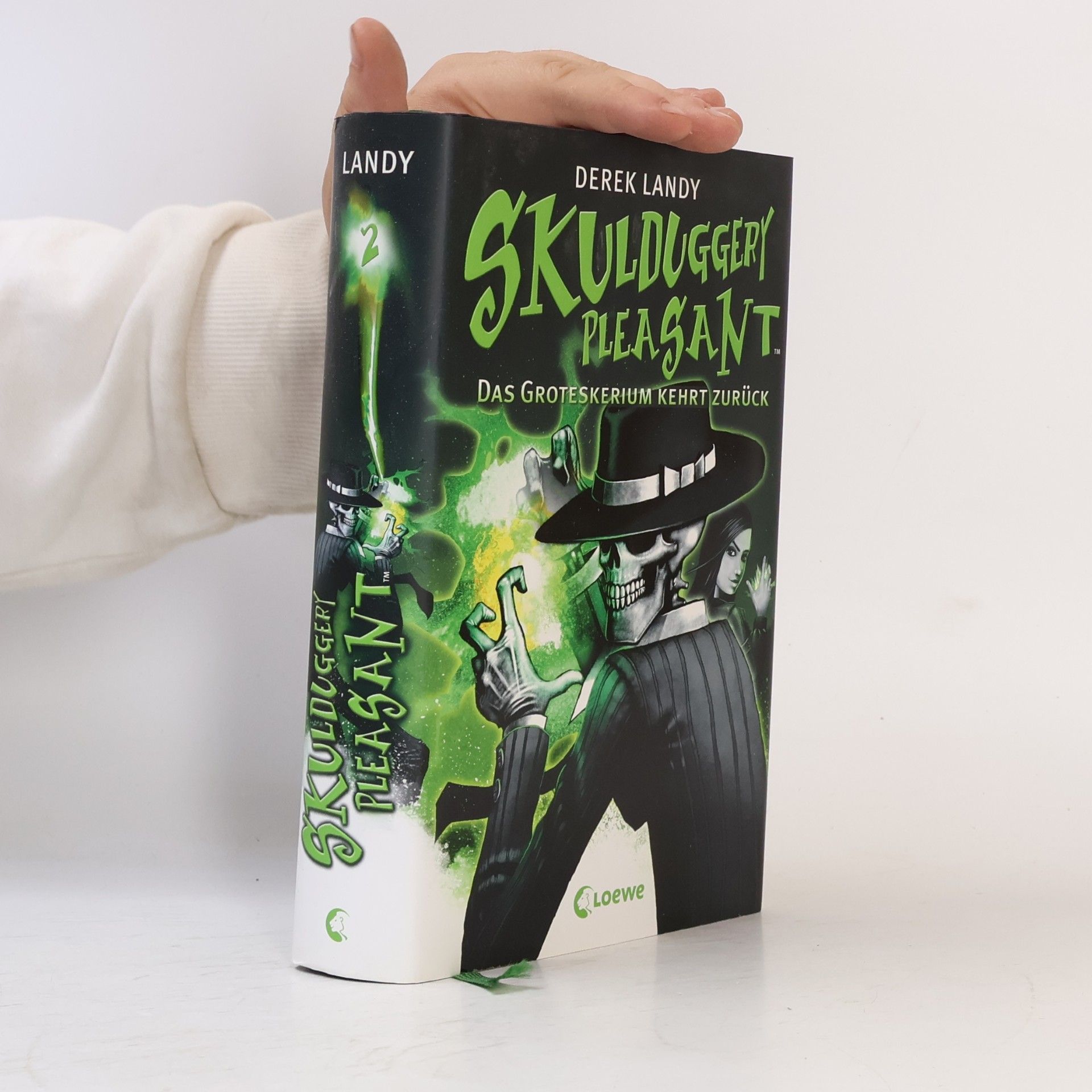 Derek Landy Skulduggery Pleasant 2