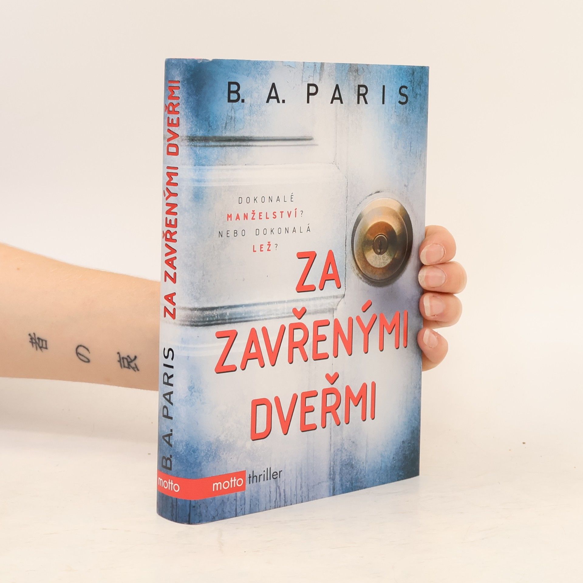 B.A. Paris Za zavřenými dveřmi