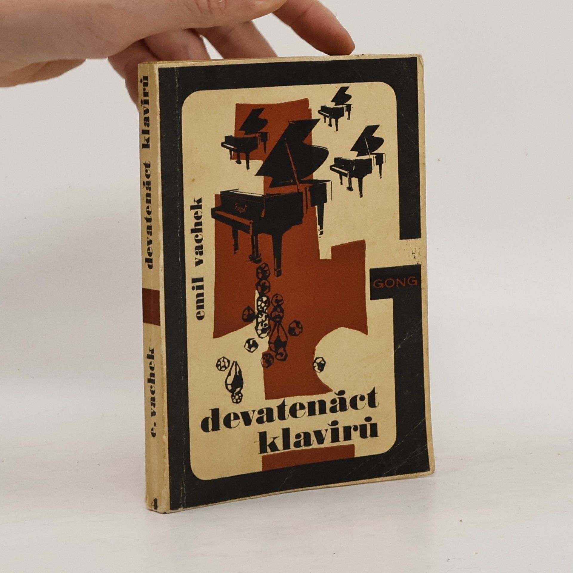 Devatenáct klavírů