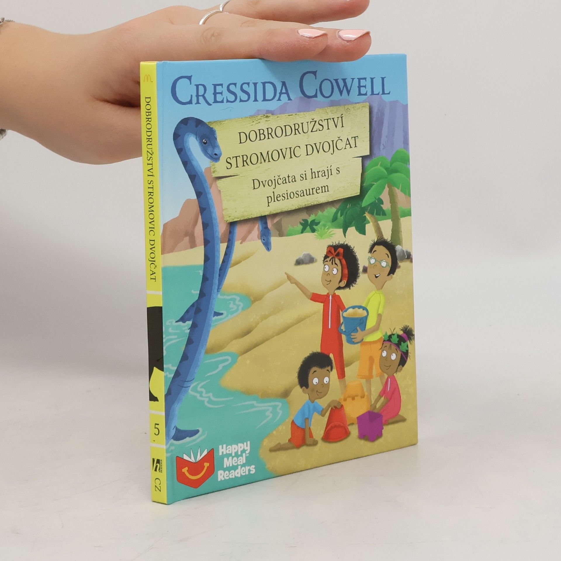 Cressida Cowell Dobrodružství Stromovic dvojčat. Dvojčata si hrají s plesiosaurem