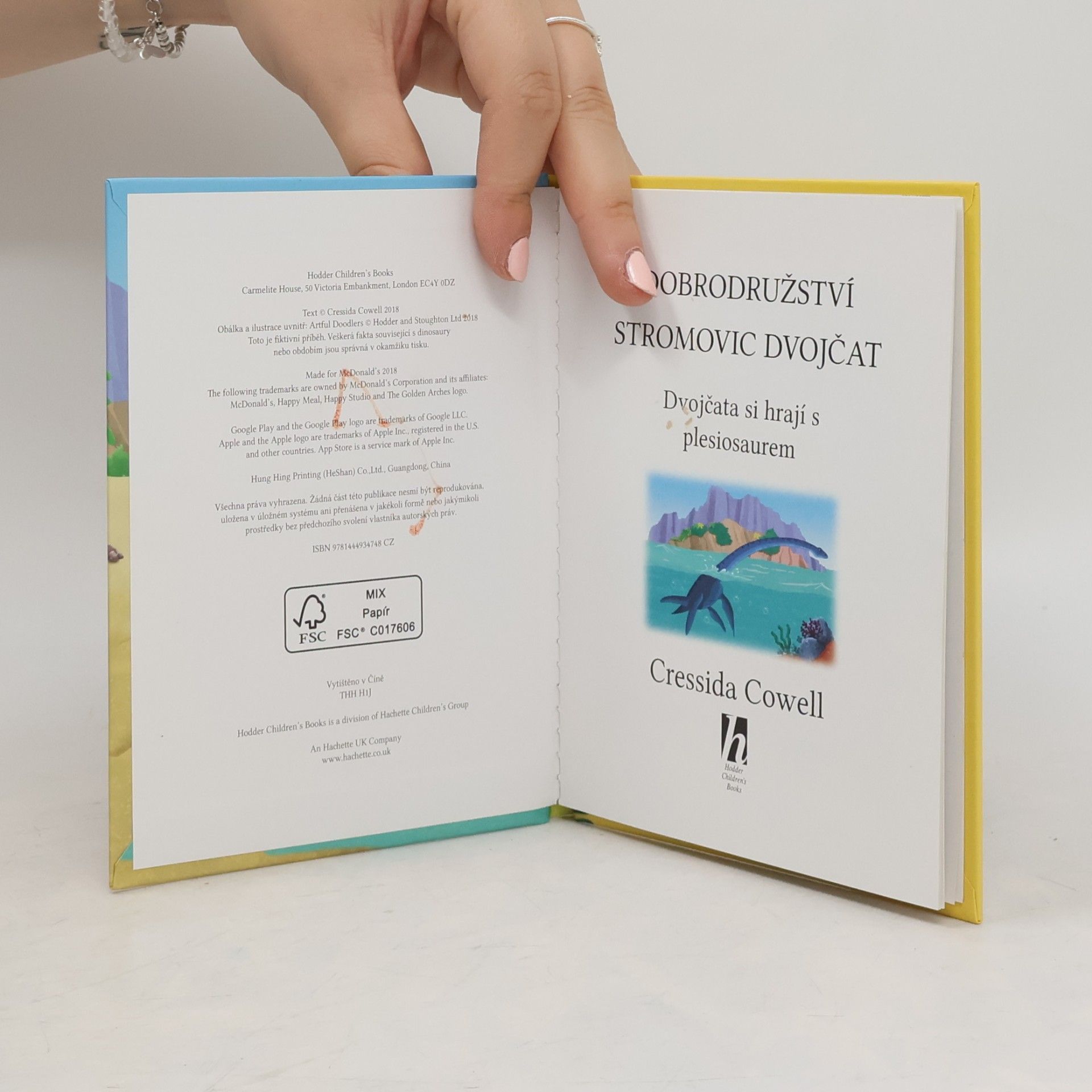 Cressida Cowell Dobrodružství Stromovic dvojčat. Dvojčata si hrají s plesiosaurem