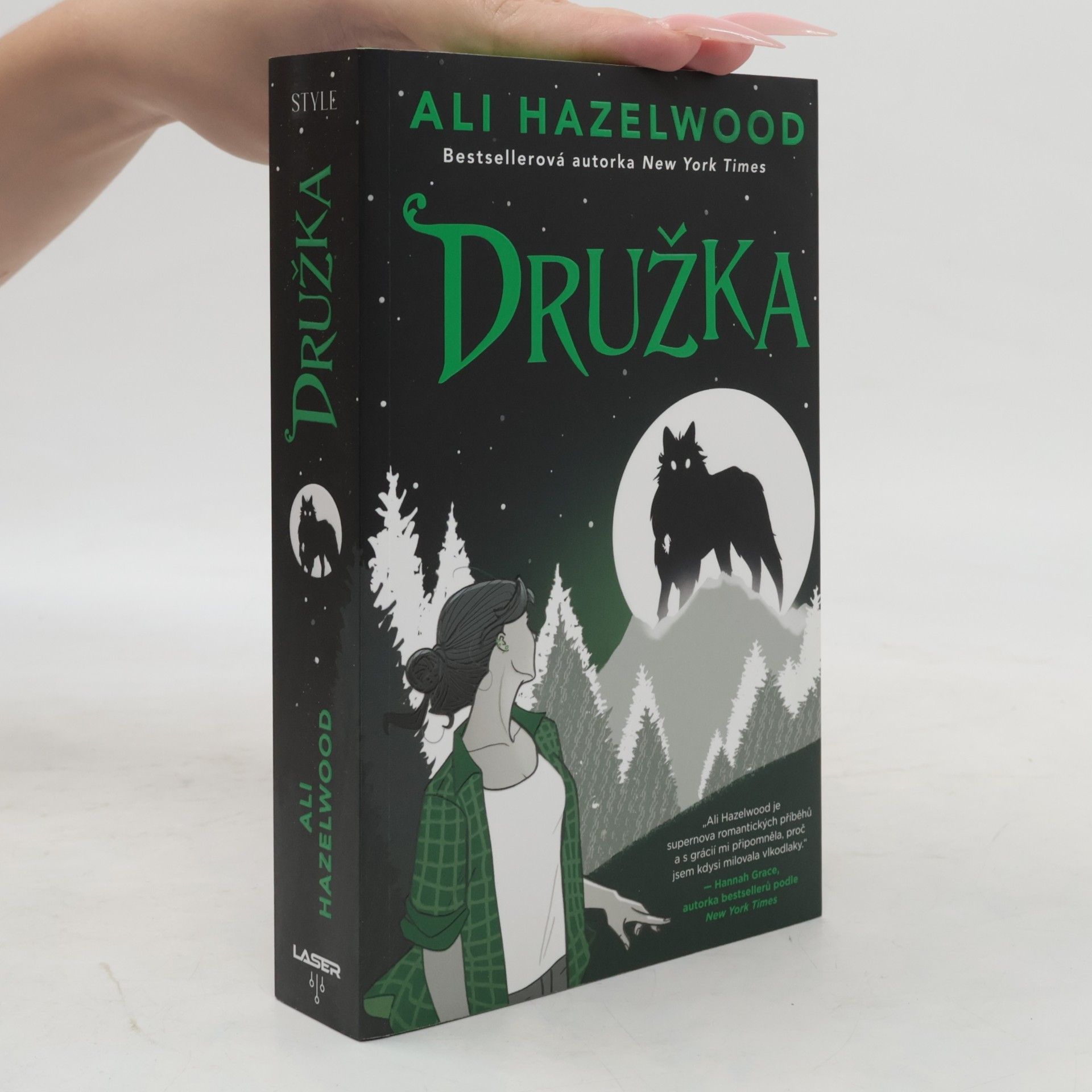 Ali Hazelwood Družka