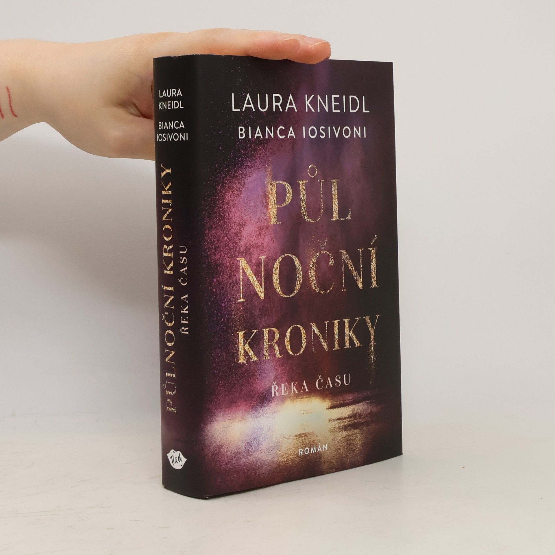 Laura Kneidl Půlnoční kroniky. Řeka času