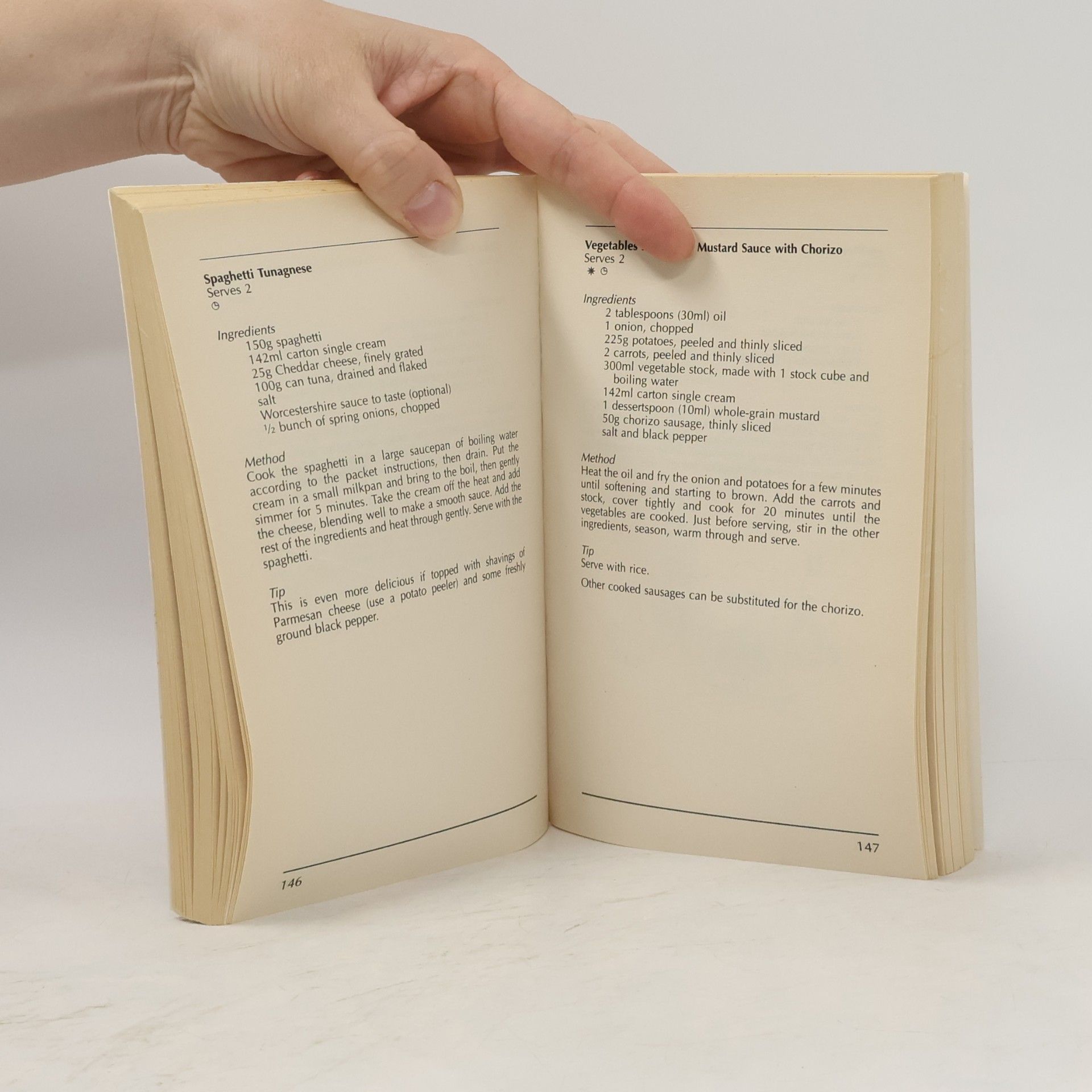 Cas Clarke The essential student cookbook. 400 budget recipes to leave home with