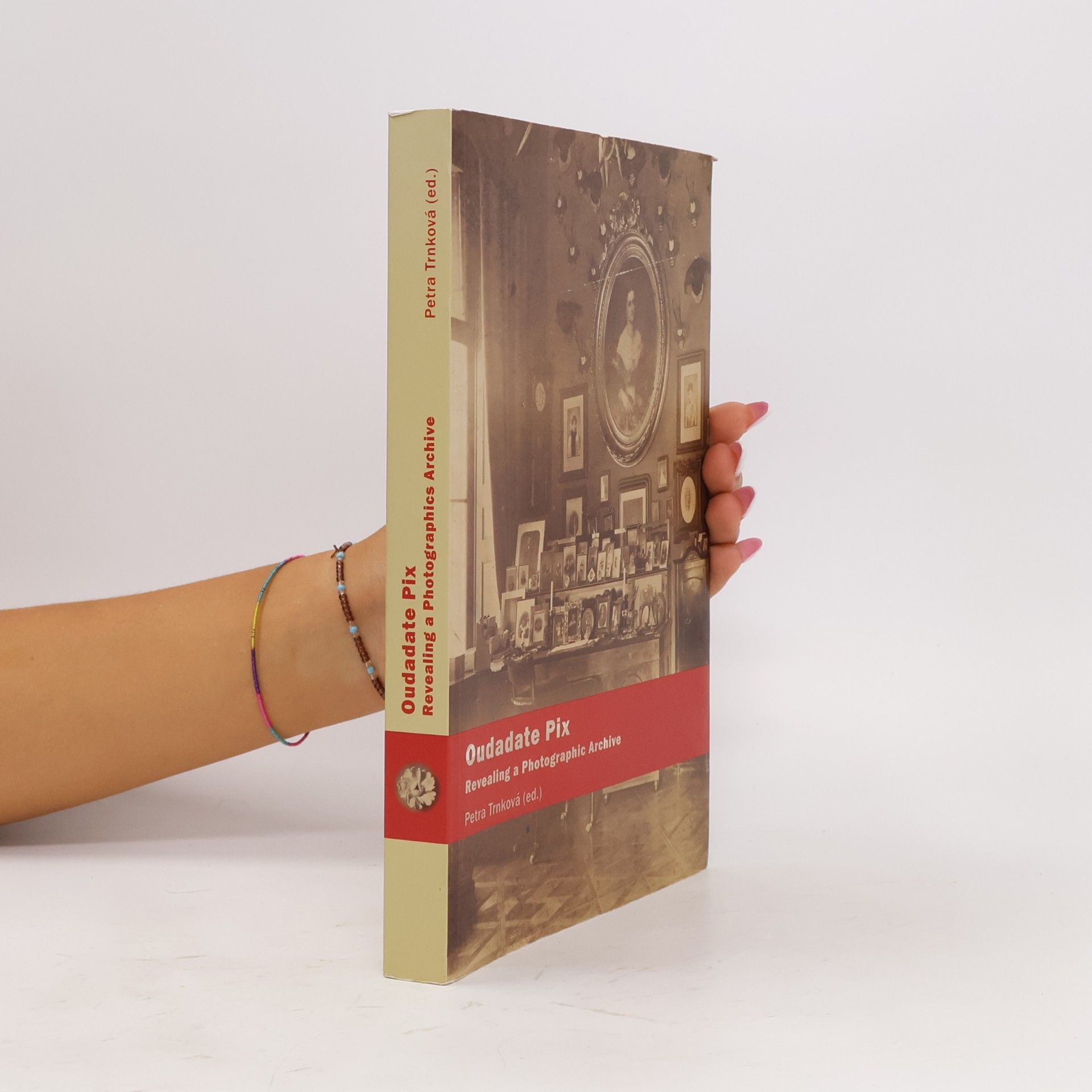 Oudadate Pix : revealing a photographic archive